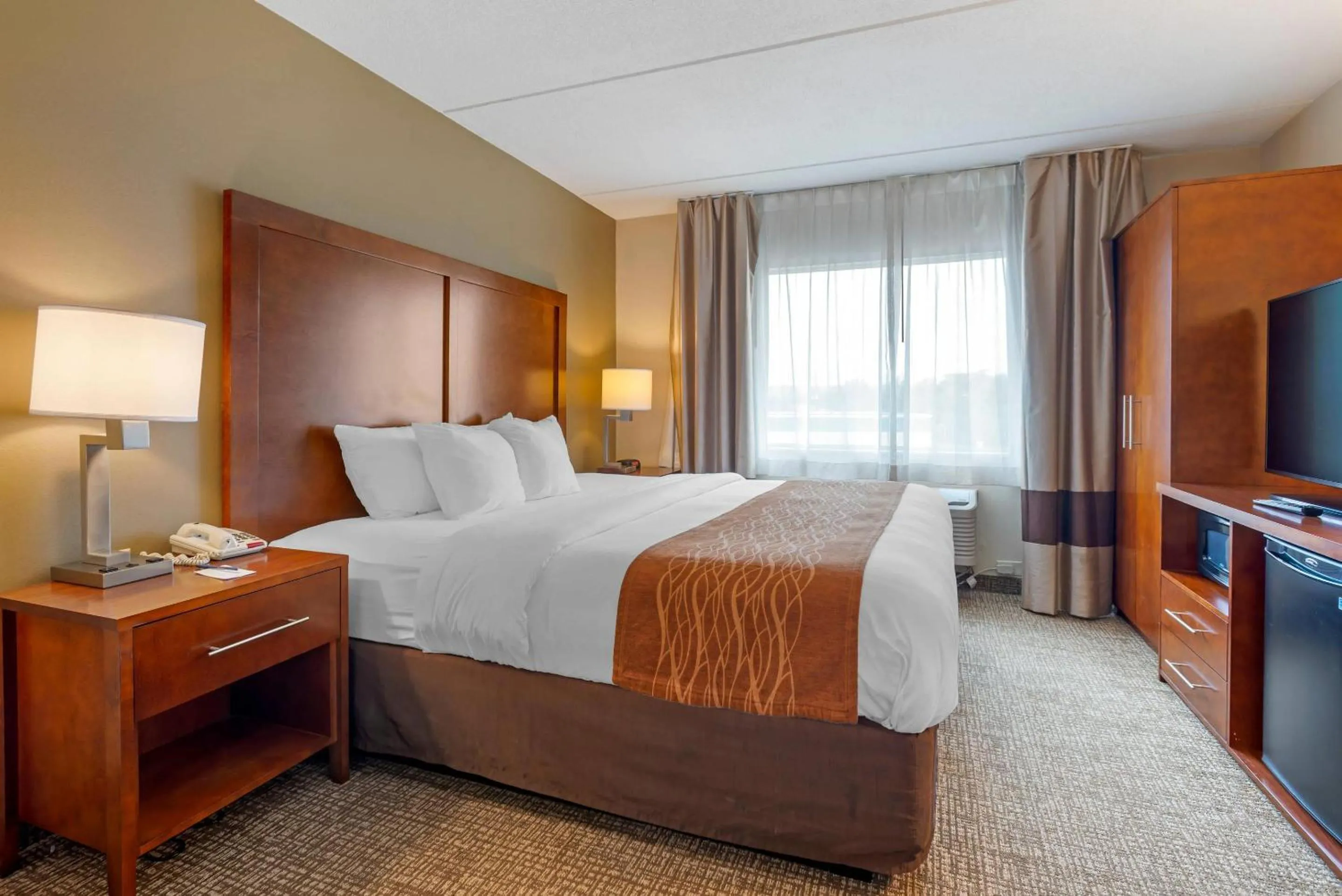 Bedroom, Bed in Comfort Inn & Suites Wilkes Barre - Arena