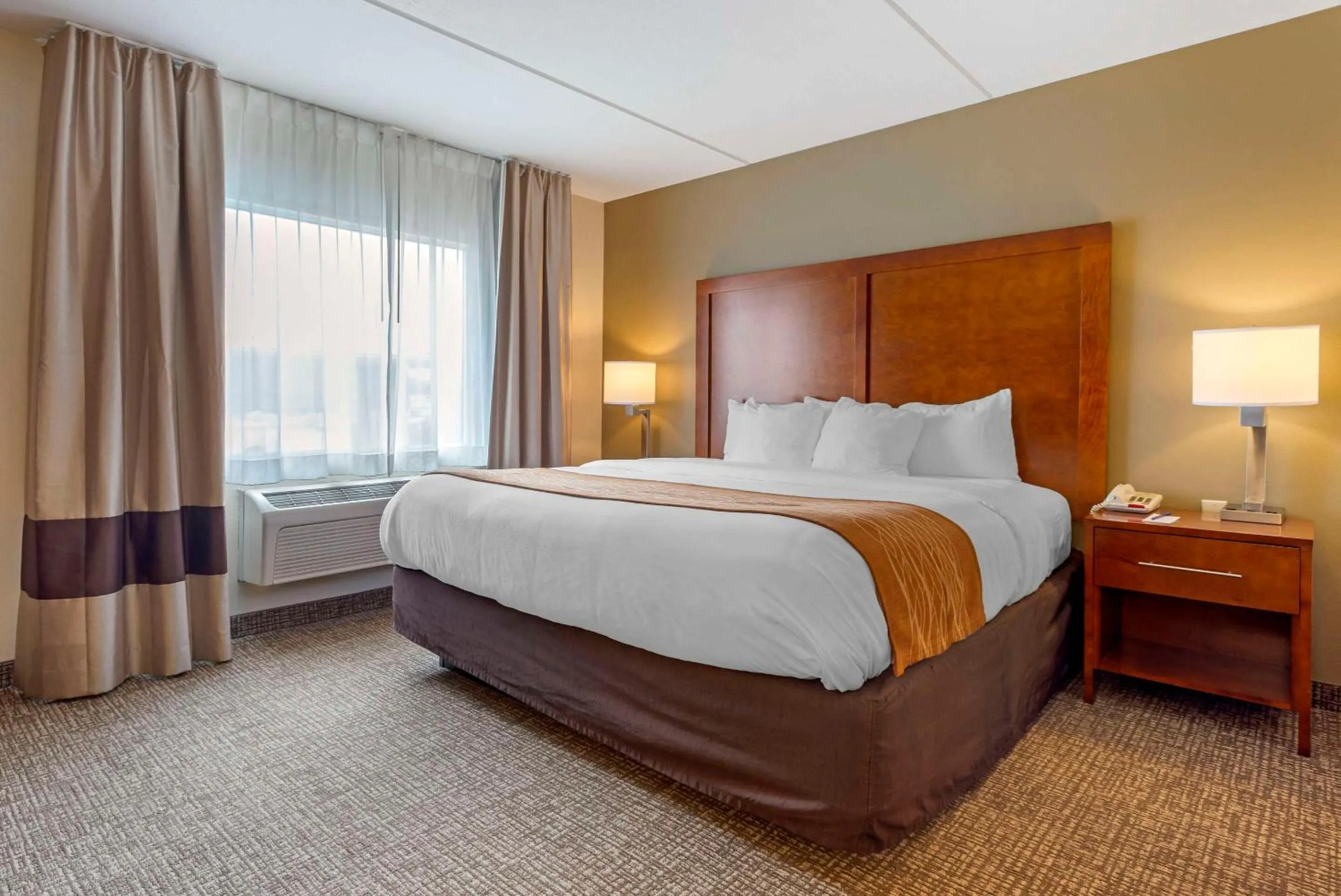 Bedroom, Bed in Comfort Inn & Suites Wilkes Barre - Arena