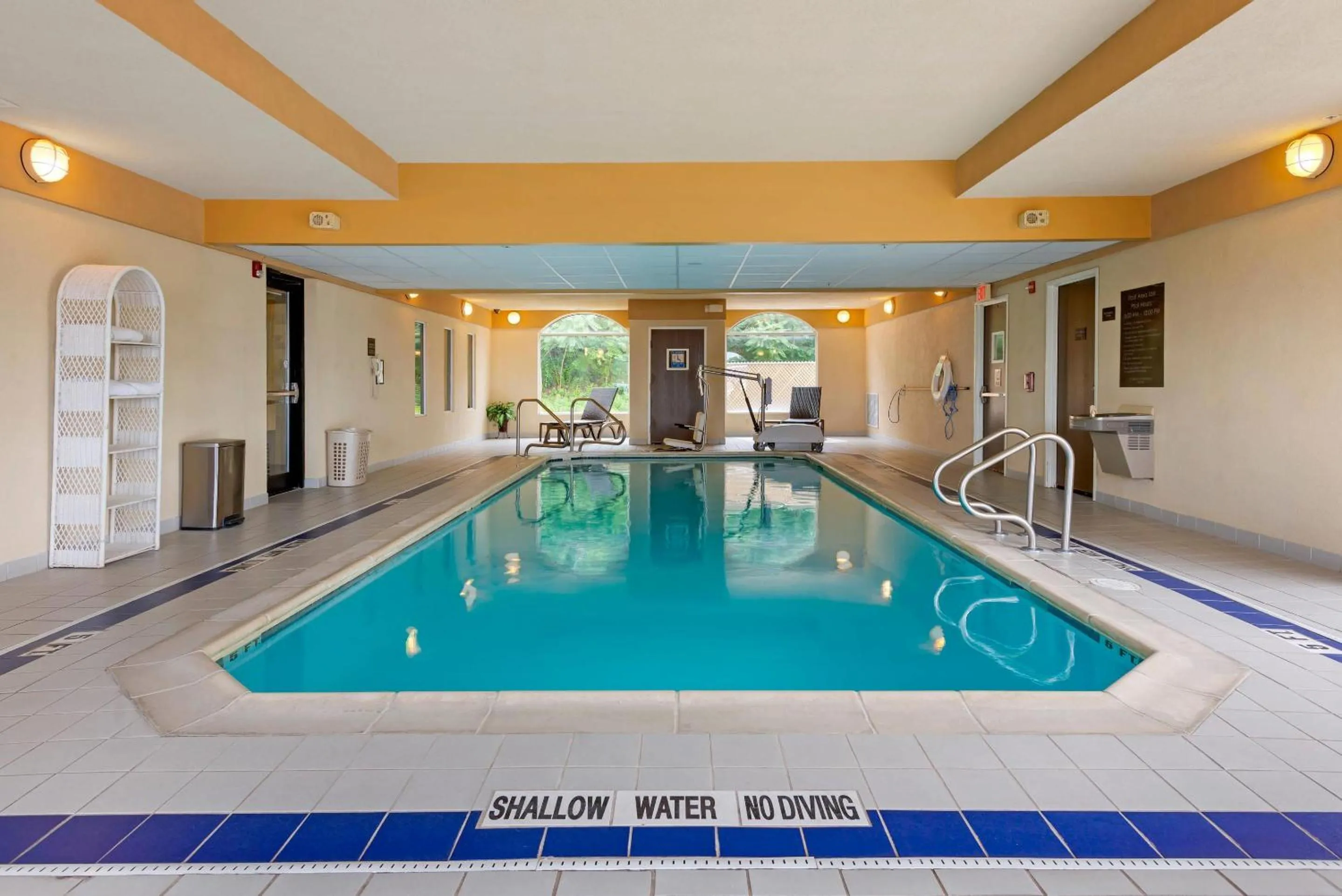 Swimming pool in Comfort Inn & Suites Wilkes Barre - Arena