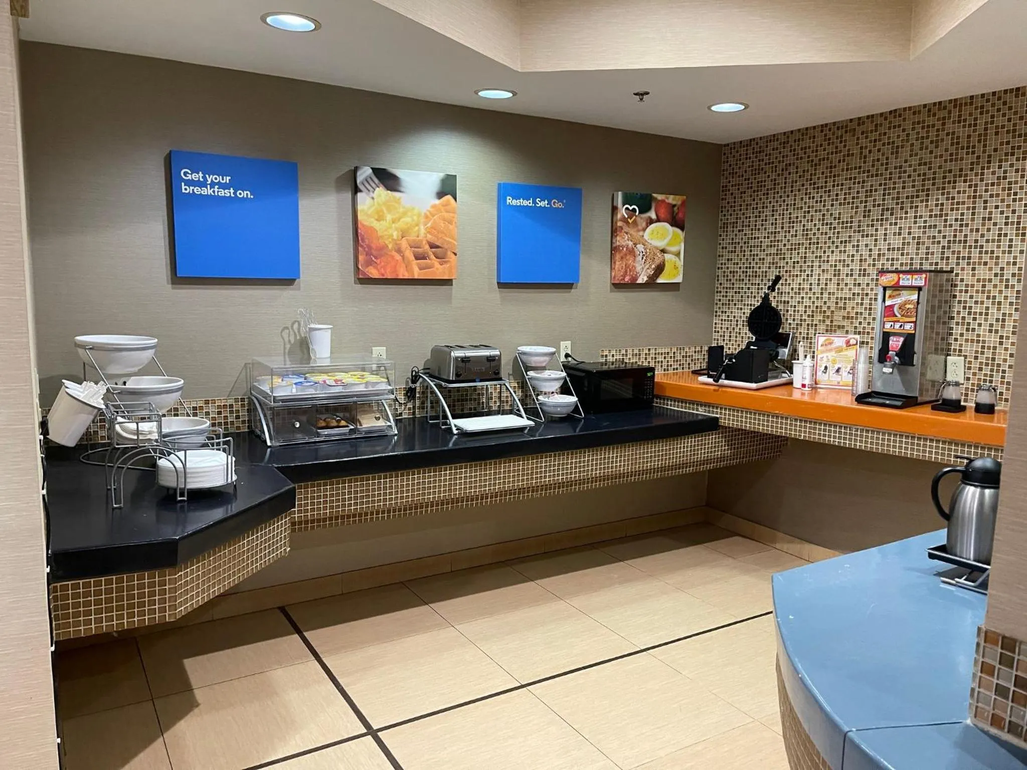 Breakfast in HomeTowne Studios & Suites by Red Roof Washington