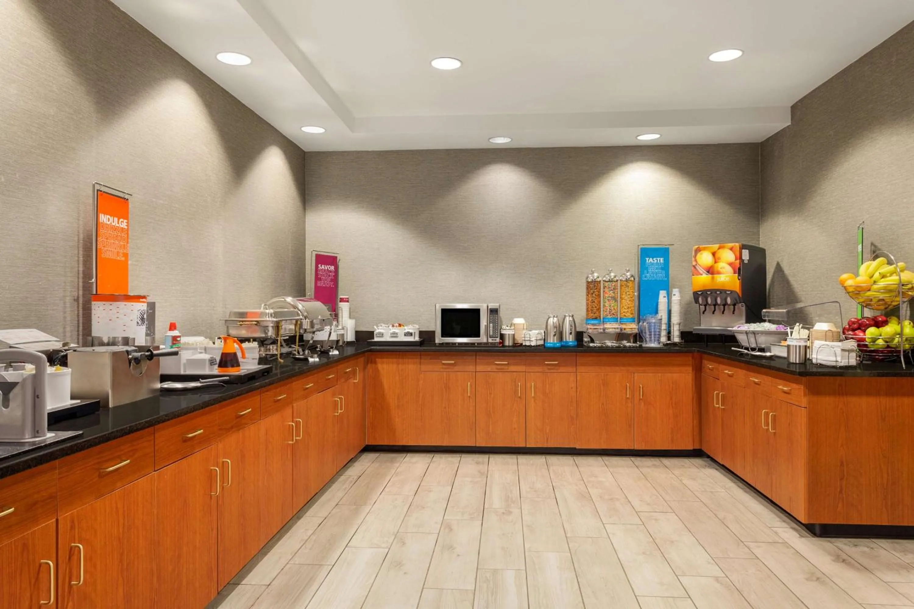 Breakfast in Hampton Inn & Suites Denver-Cherry Creek