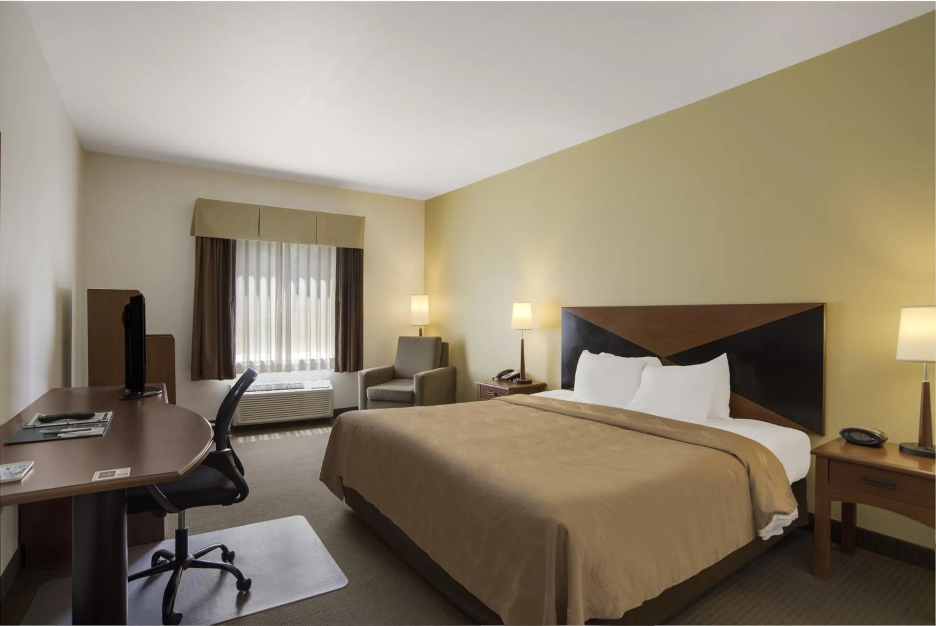 Bed in Quality Inn & Suites Chambersburg Northeast