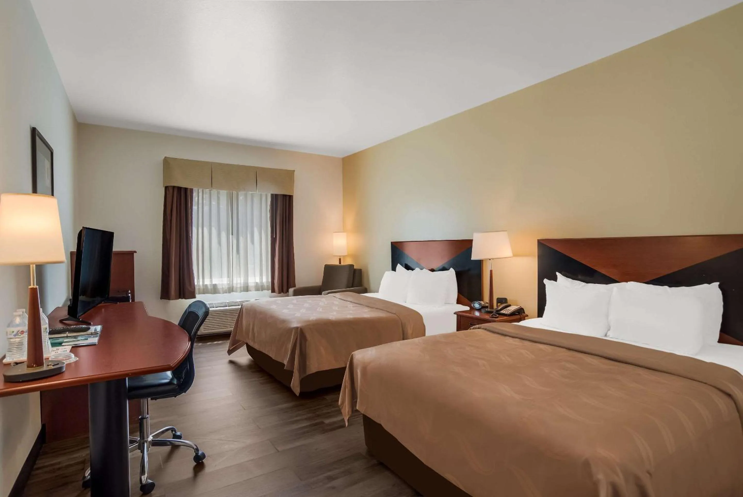 Bedroom, Bed in Quality Inn & Suites Chambersburg Northeast