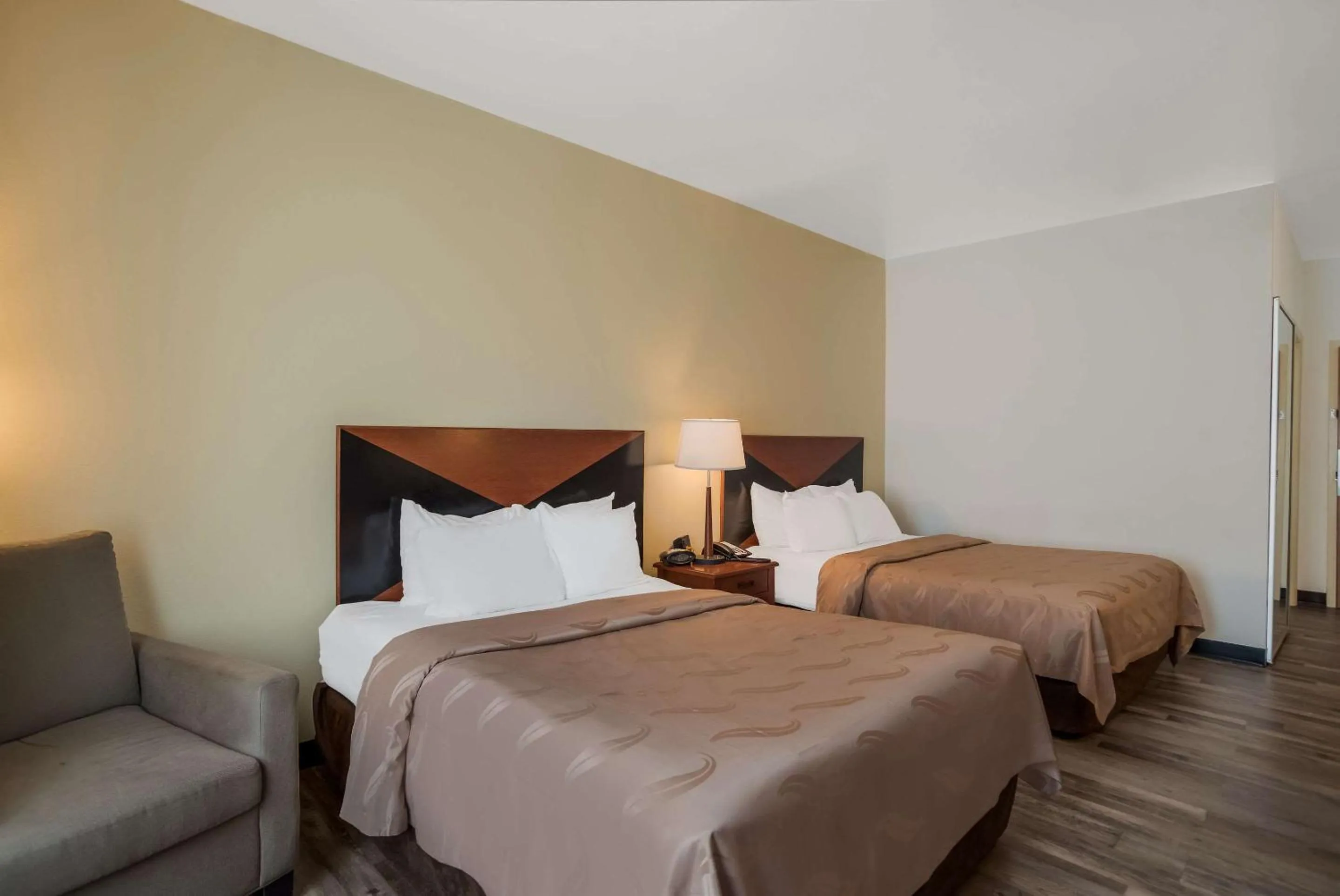 Bedroom, Bed in Quality Inn & Suites Chambersburg Northeast