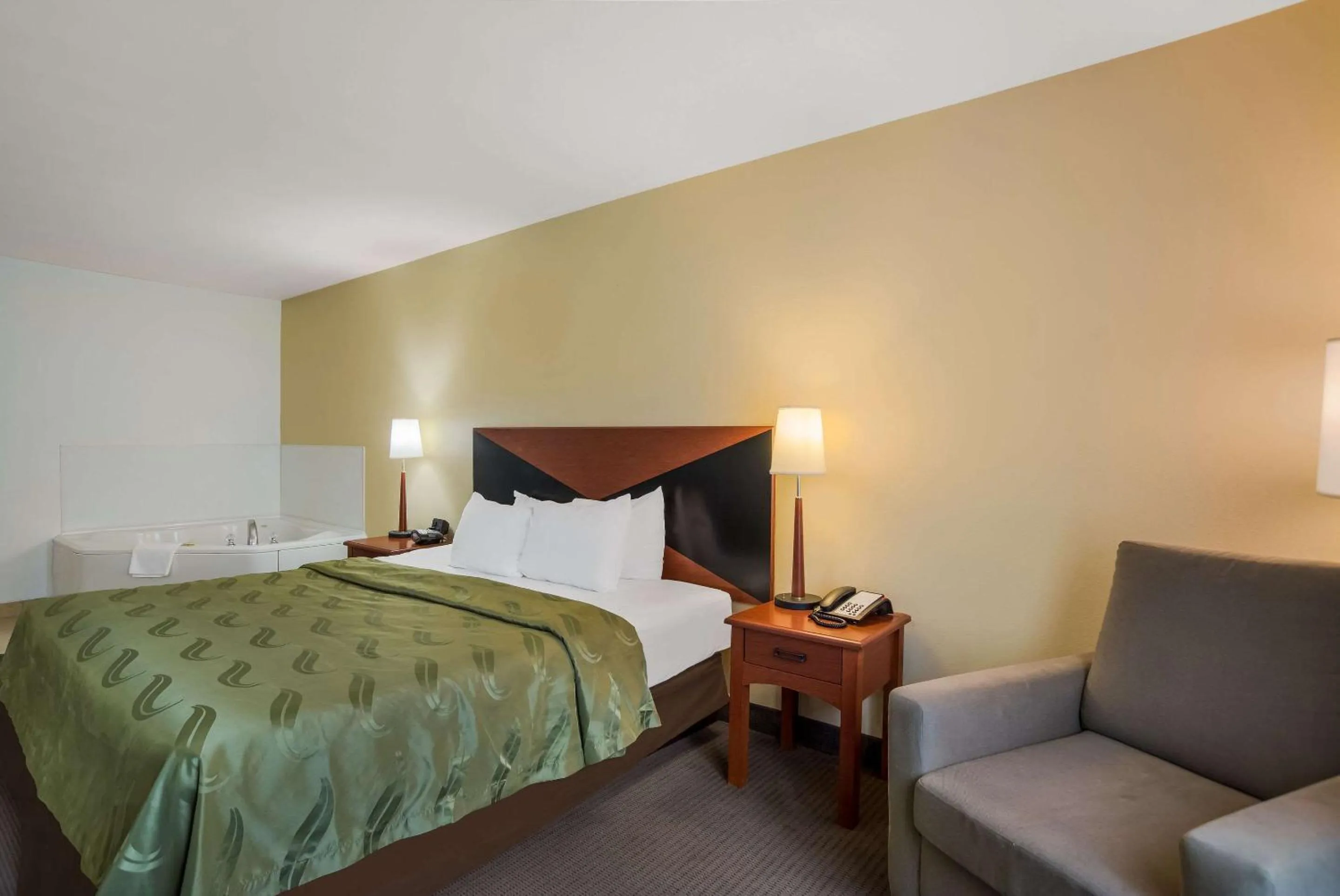 Bedroom, Bed in Quality Inn & Suites Chambersburg Northeast