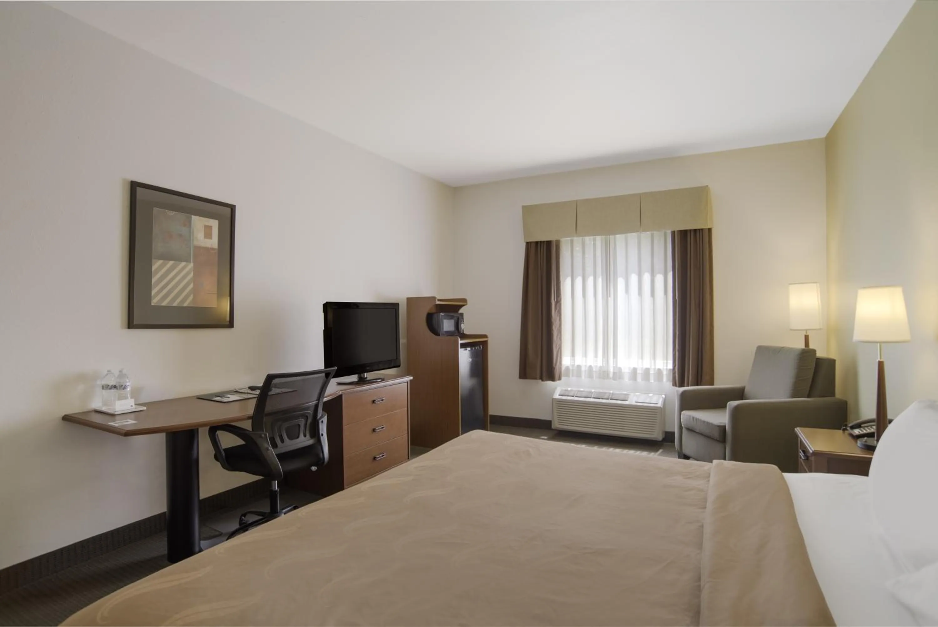 Bed in Quality Inn & Suites Chambersburg Northeast