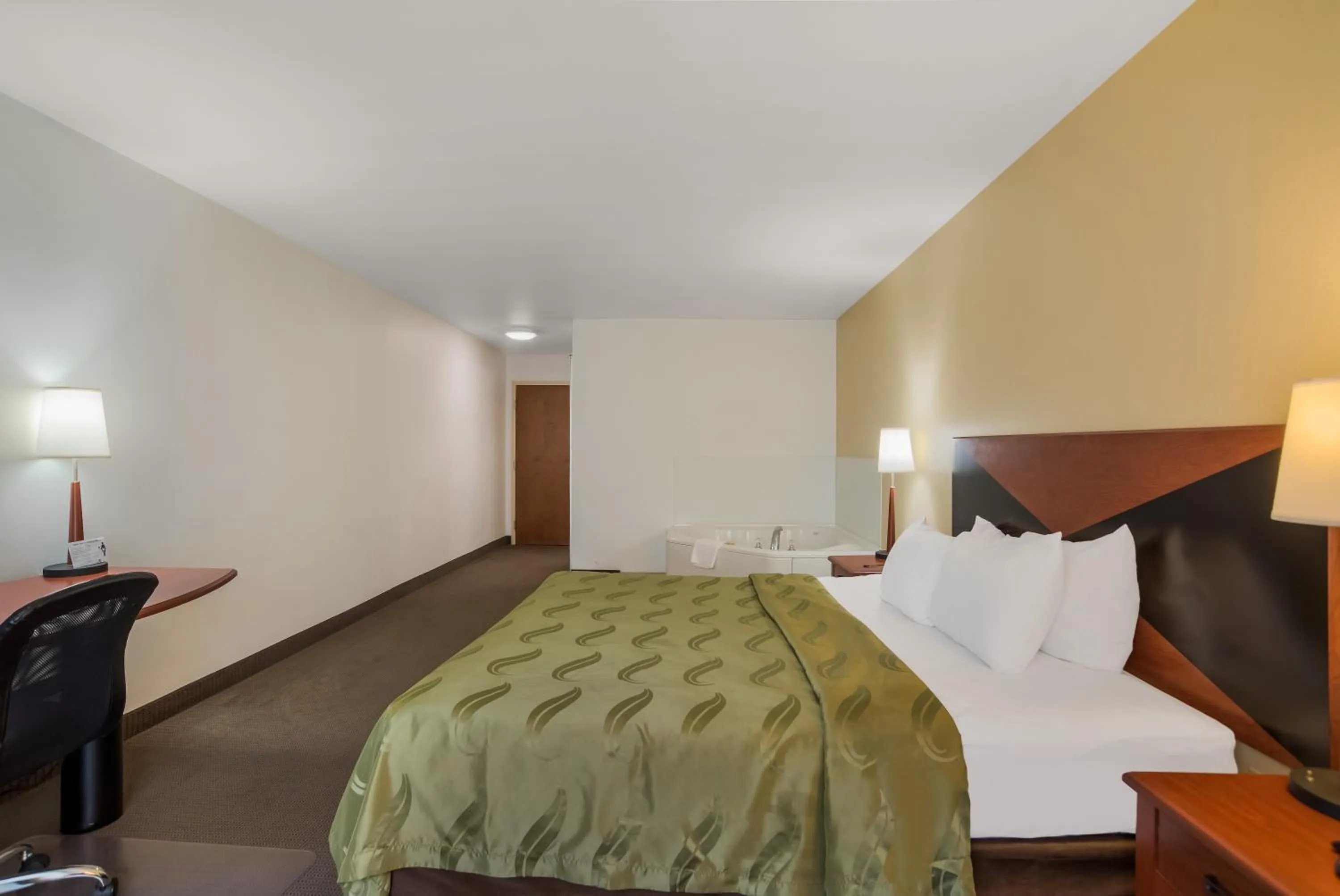 Bed in Quality Inn & Suites Chambersburg Northeast