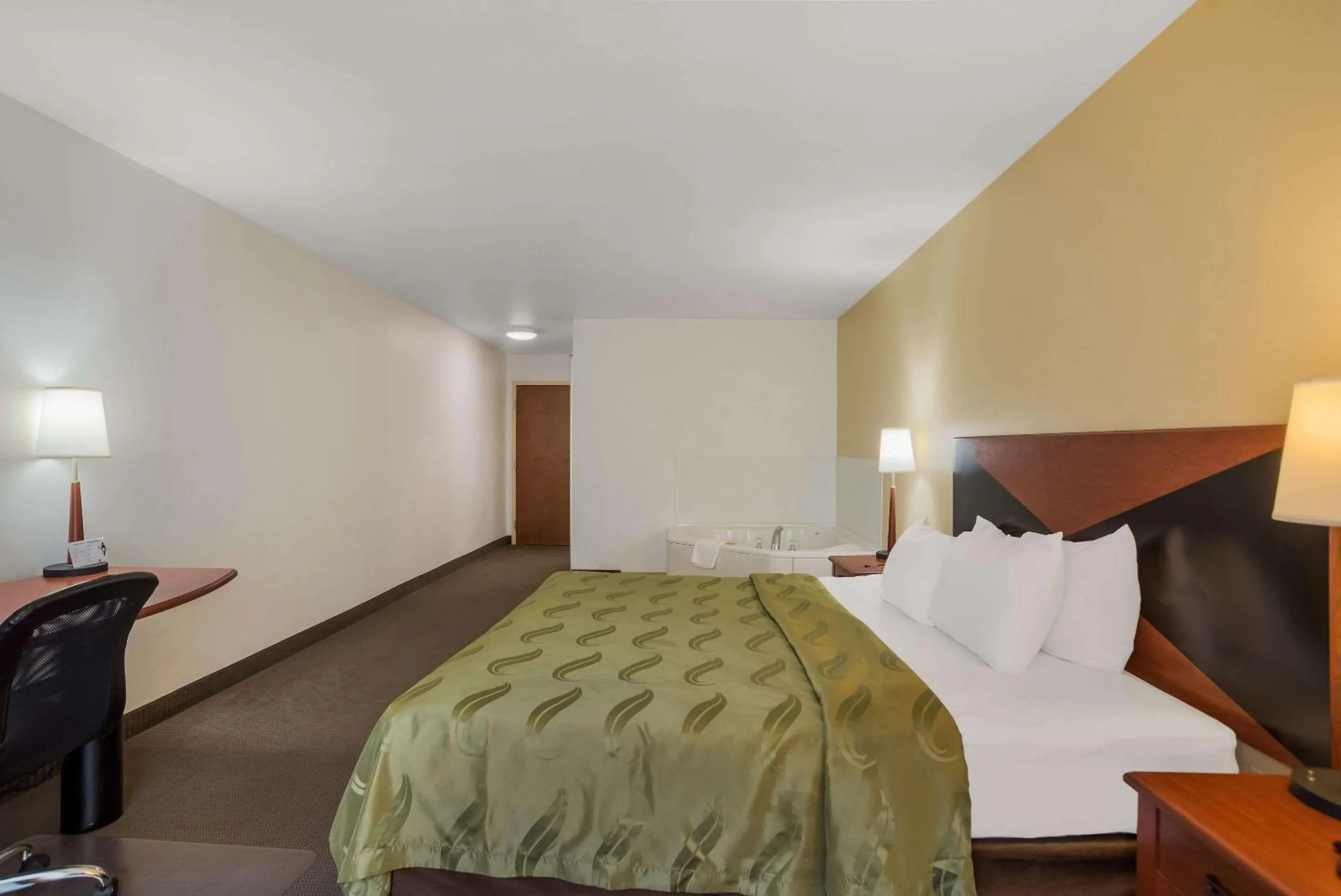 Bedroom, Bed in Quality Inn & Suites Chambersburg Northeast