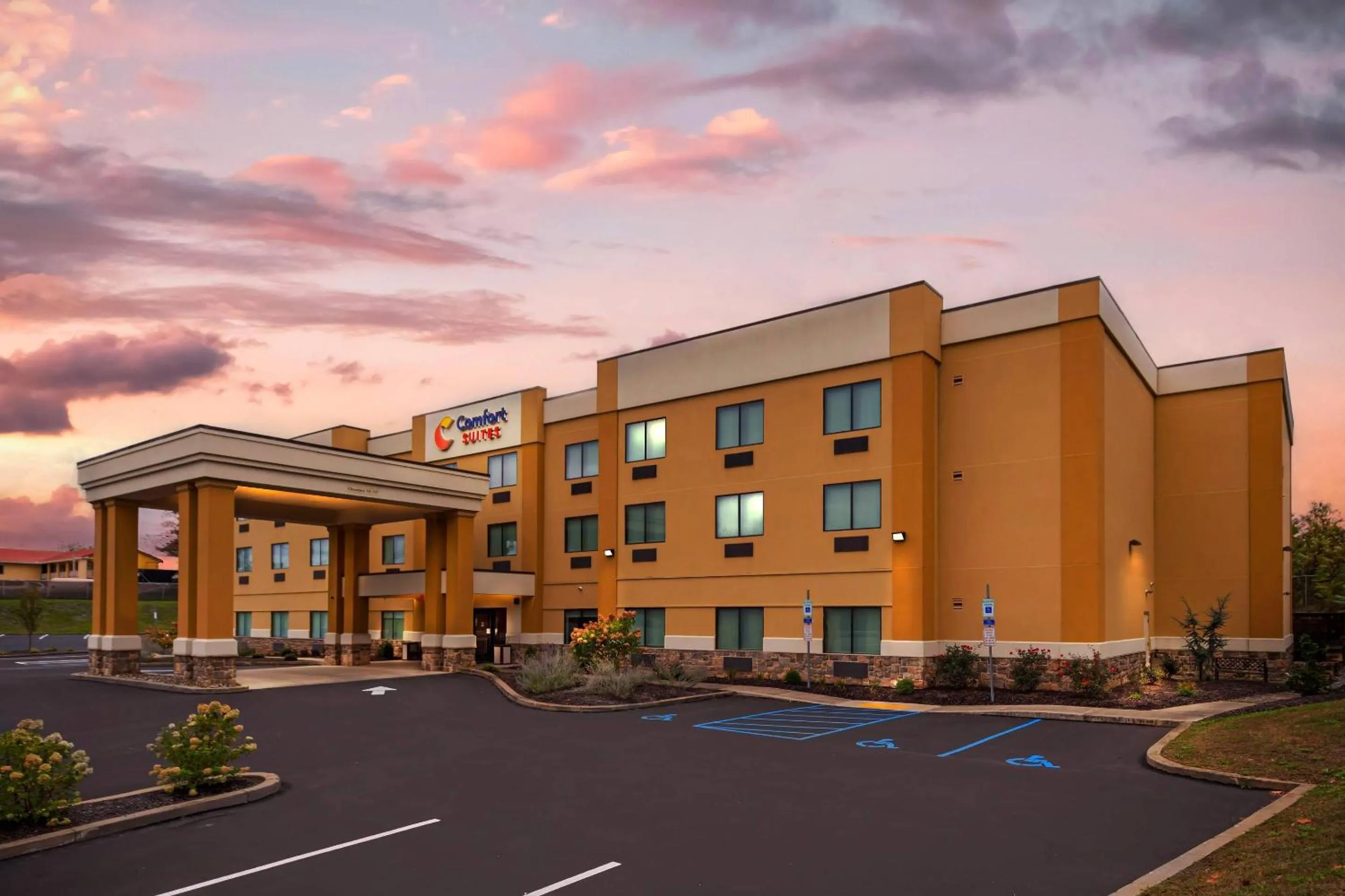 Property building in Comfort Suites Lewisburg