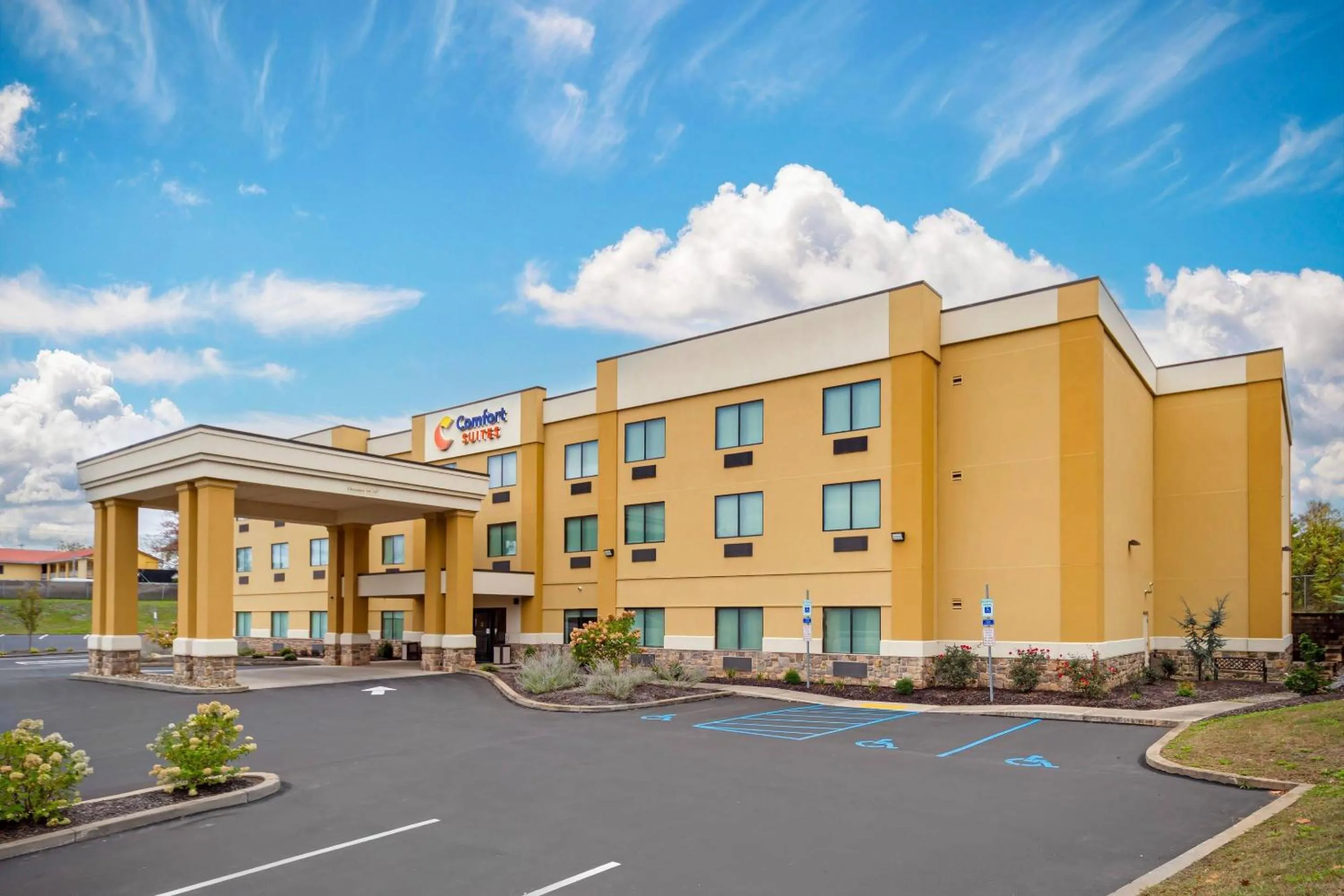 Property building in Comfort Suites Lewisburg