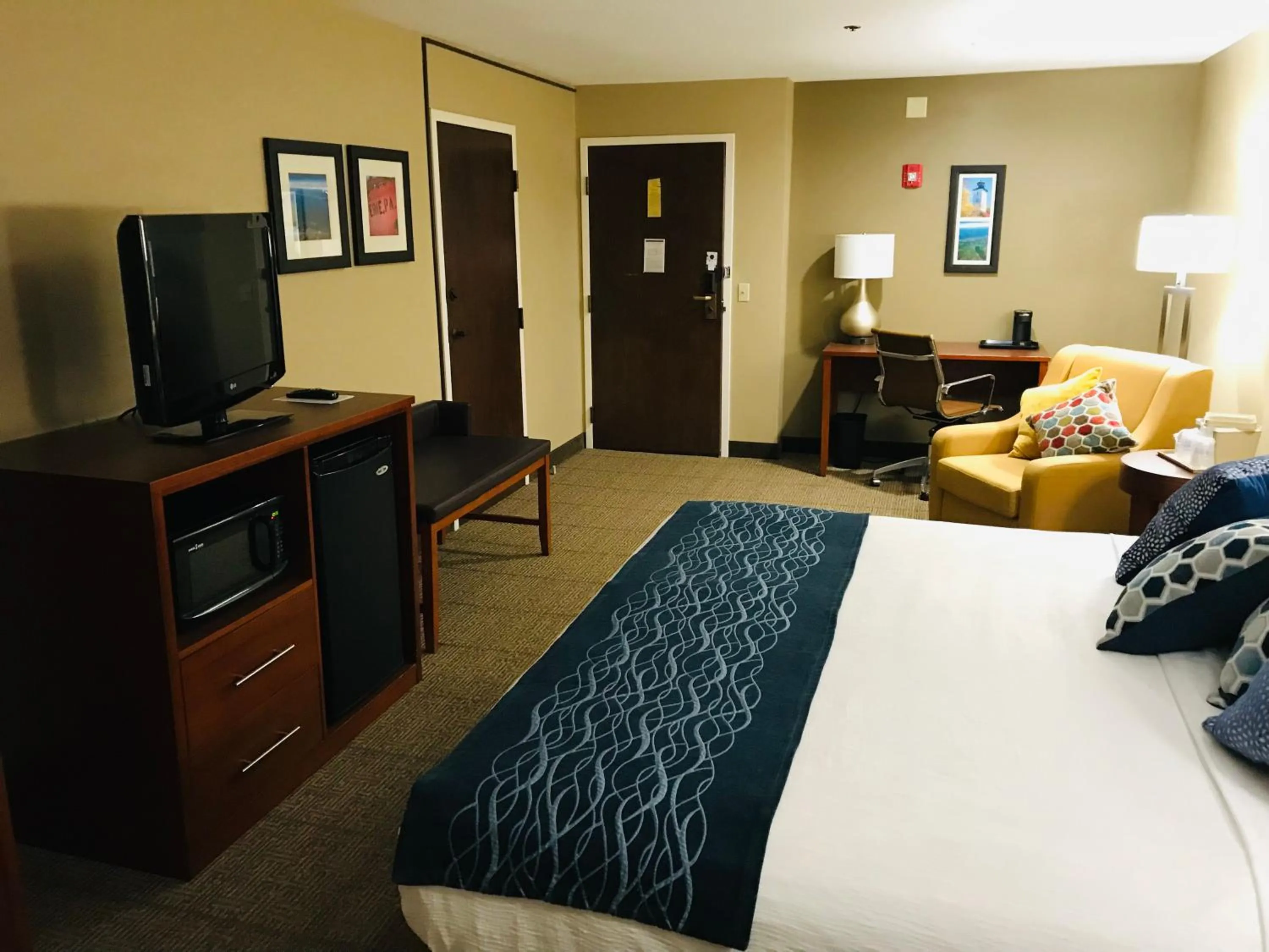 Bedroom, Bed in Comfort Inn, Erie - Near Presque Isle