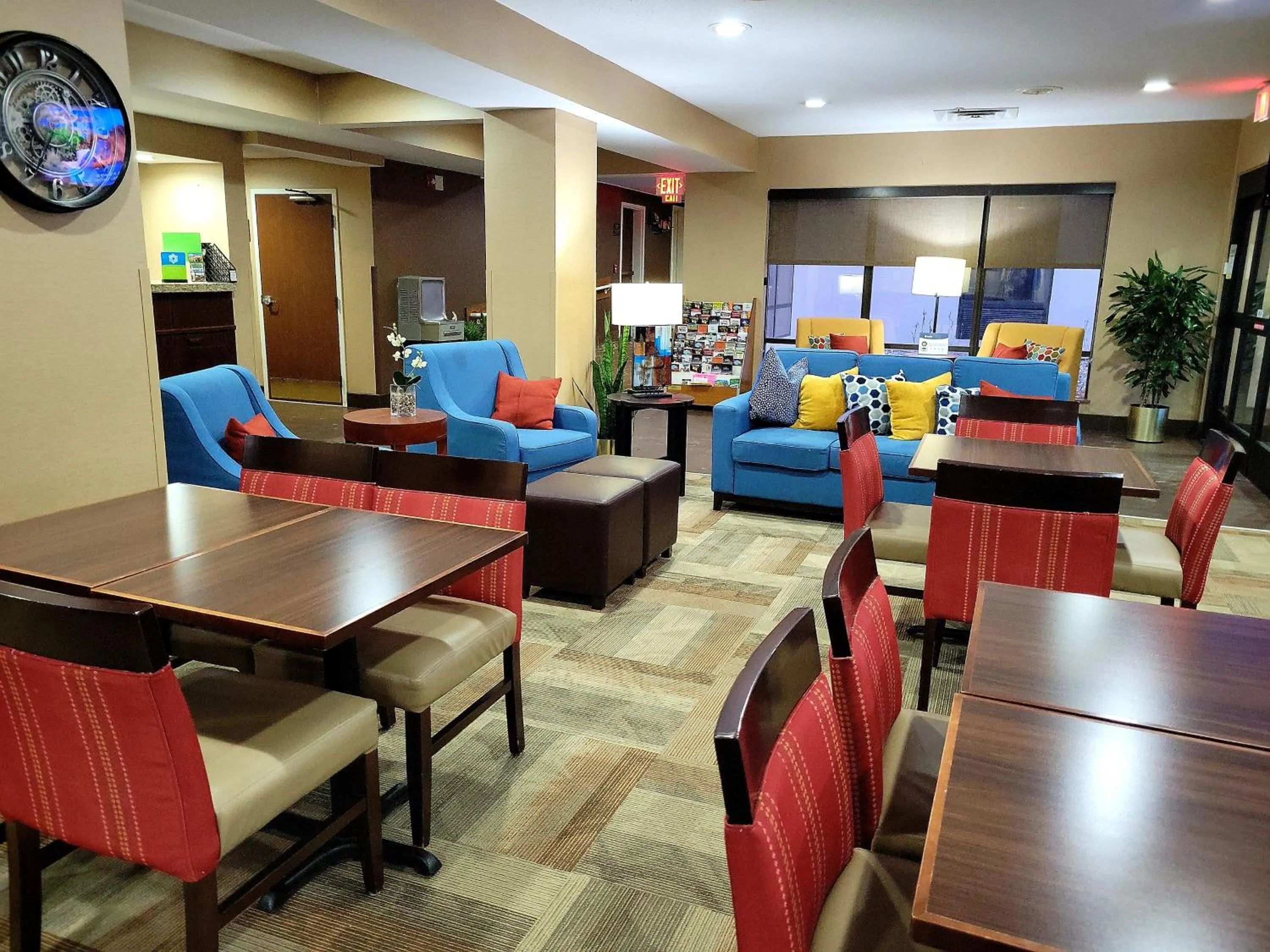 Communal lounge/ TV room in Comfort Inn, Erie - Near Presque Isle