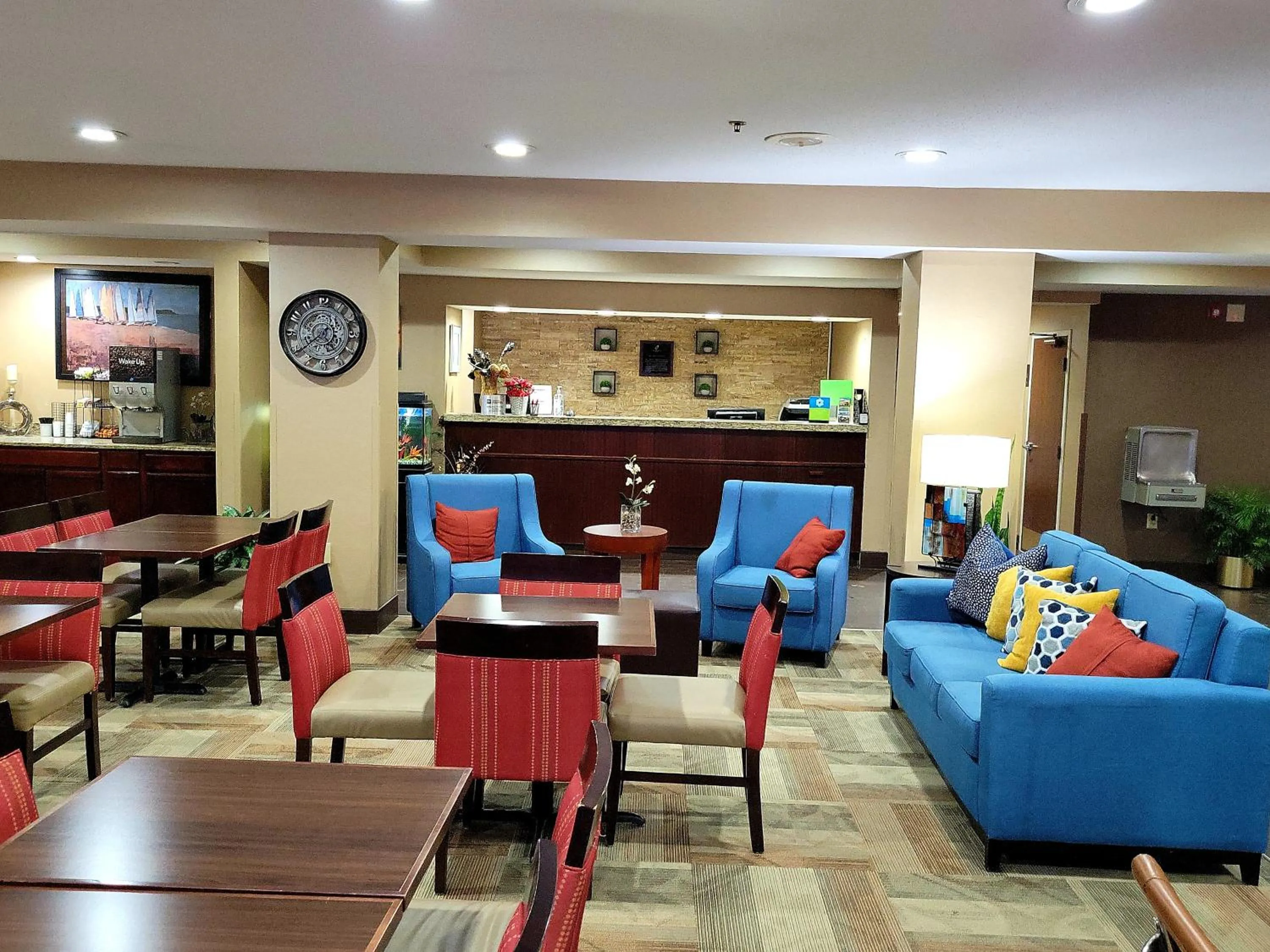 Seating area in Comfort Inn, Erie - Near Presque Isle