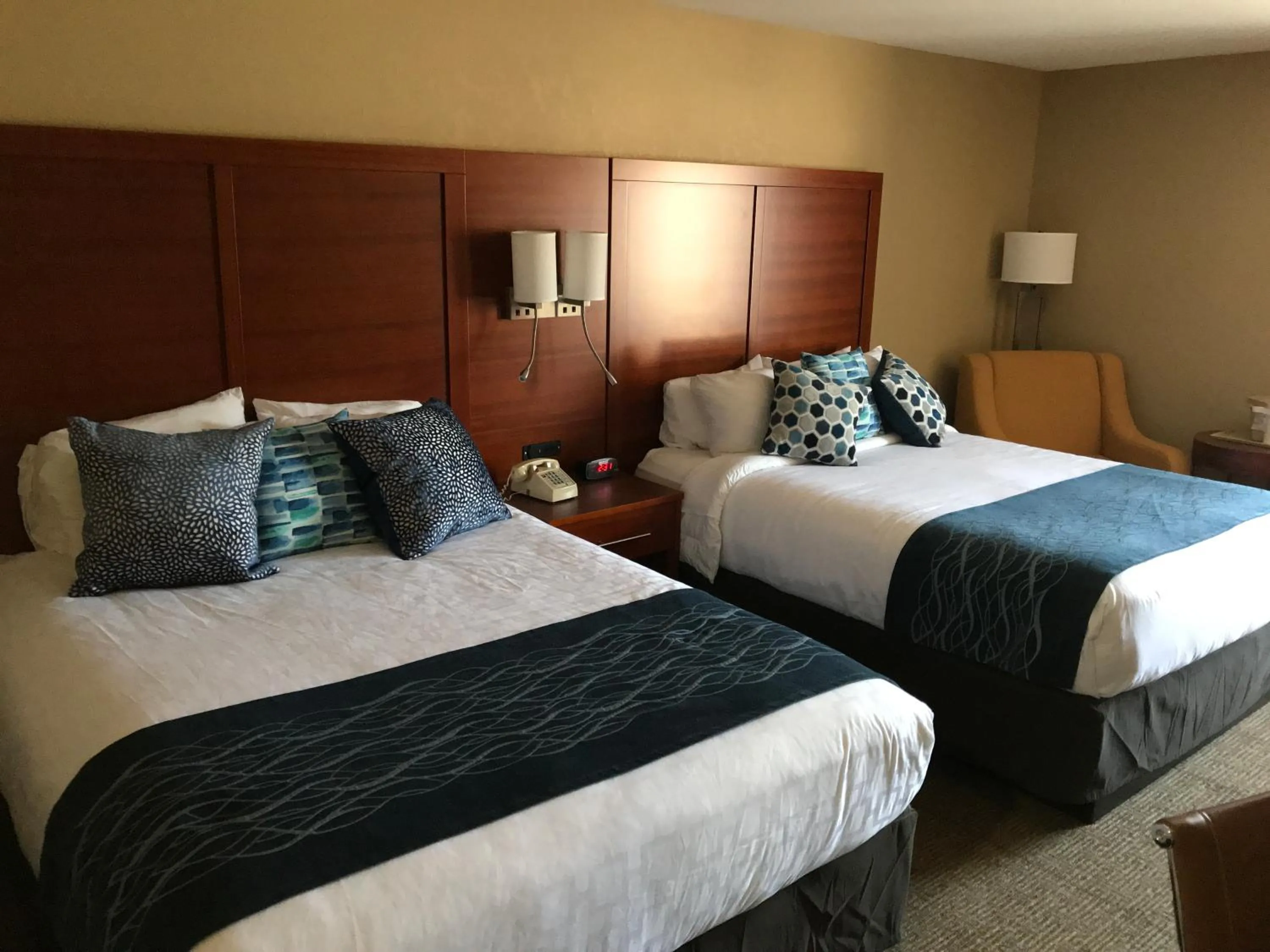 Bedroom, Bed in Comfort Inn, Erie - Near Presque Isle