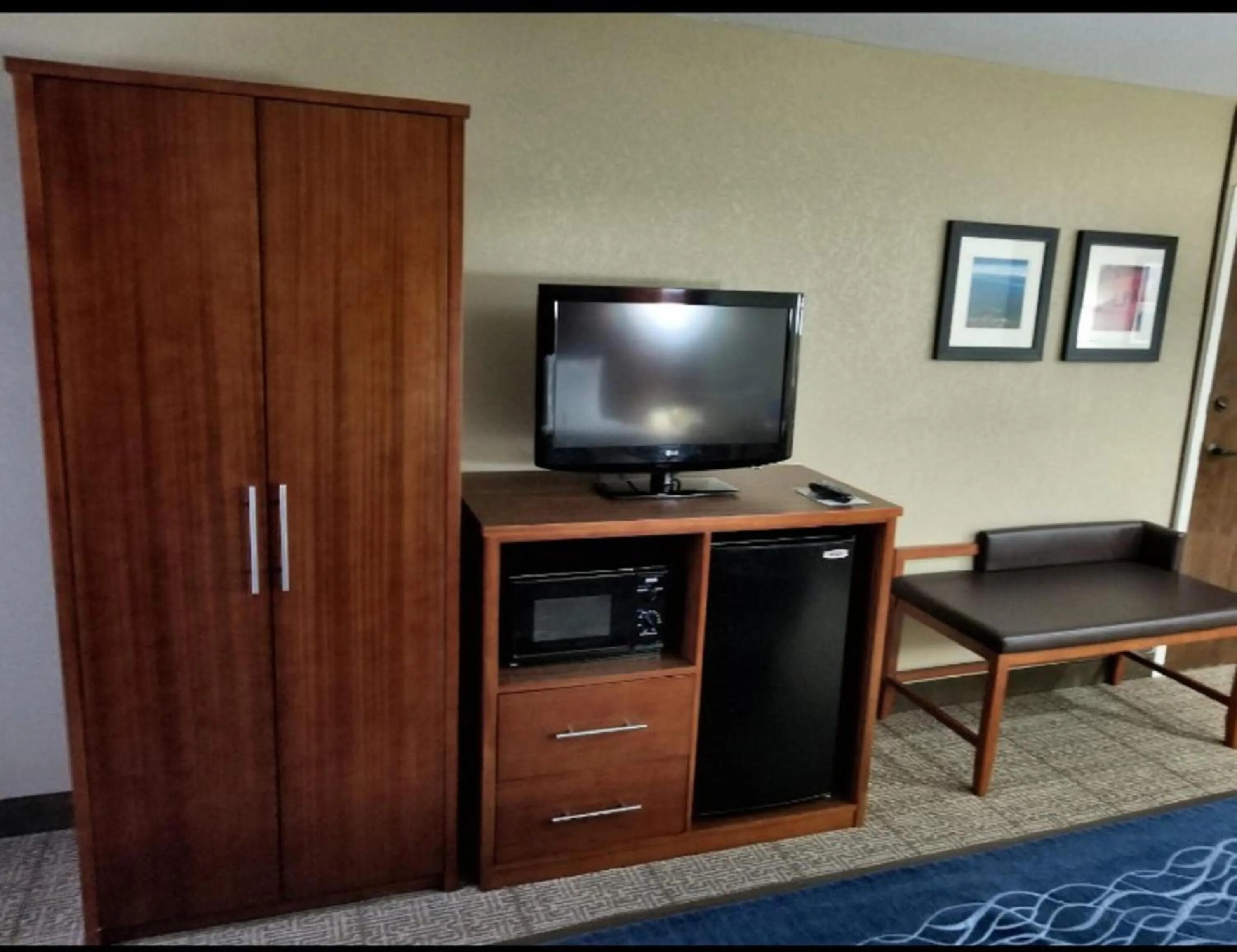 TV and multimedia in Comfort Inn, Erie - Near Presque Isle
