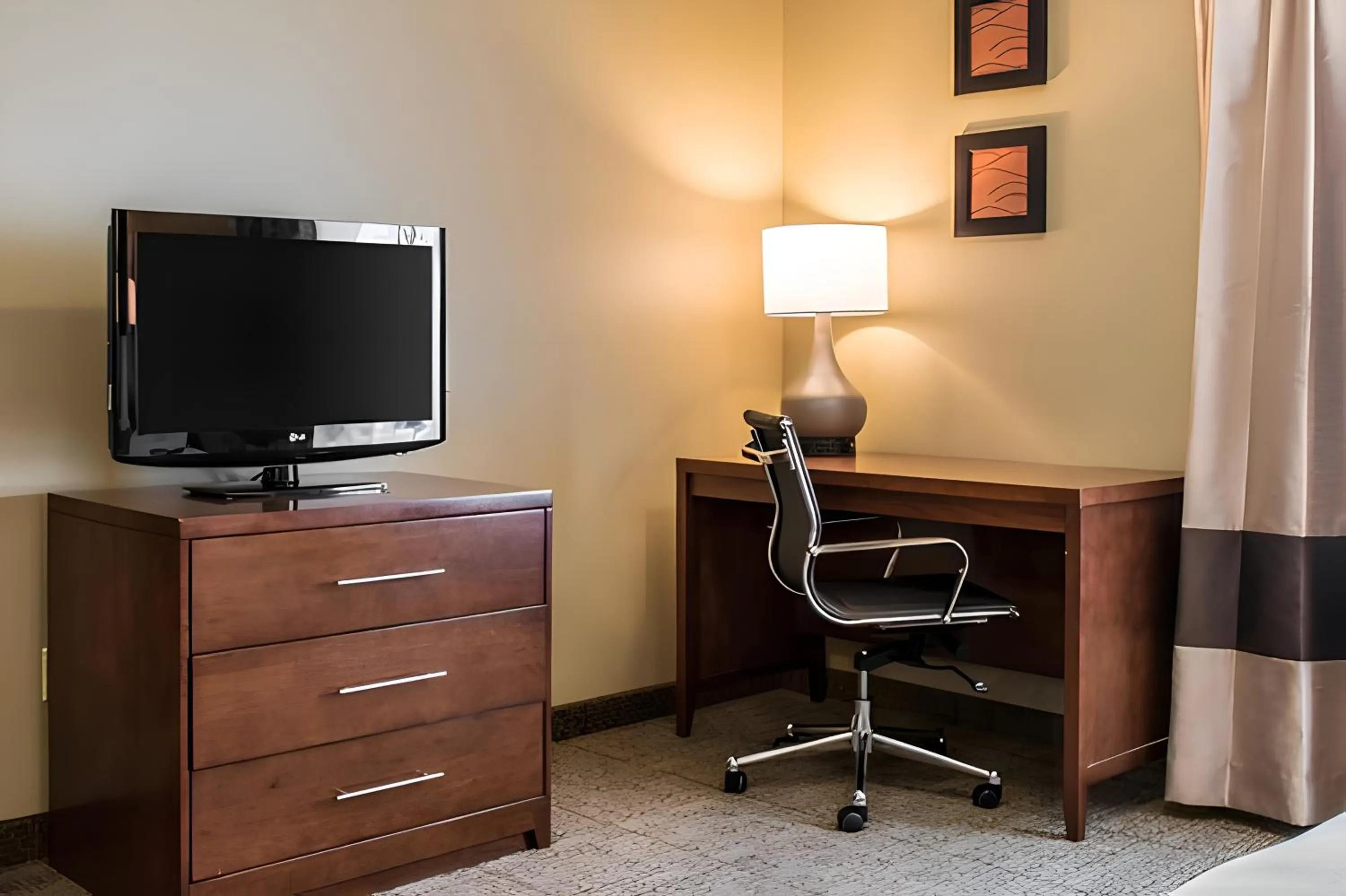 TV and multimedia in Comfort Inn Lancaster County