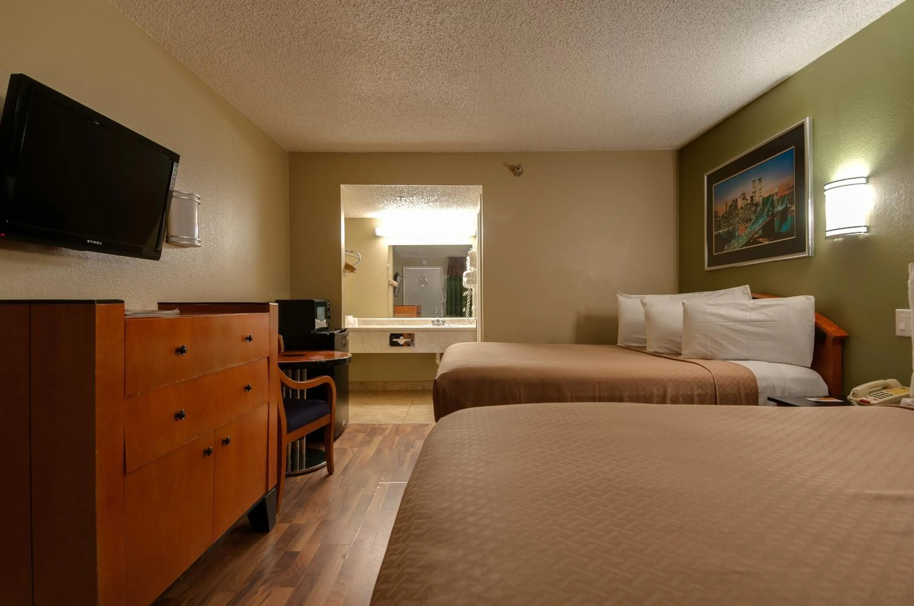 Photo of the whole room, Bed in Vagabond Inn Bakersfield North