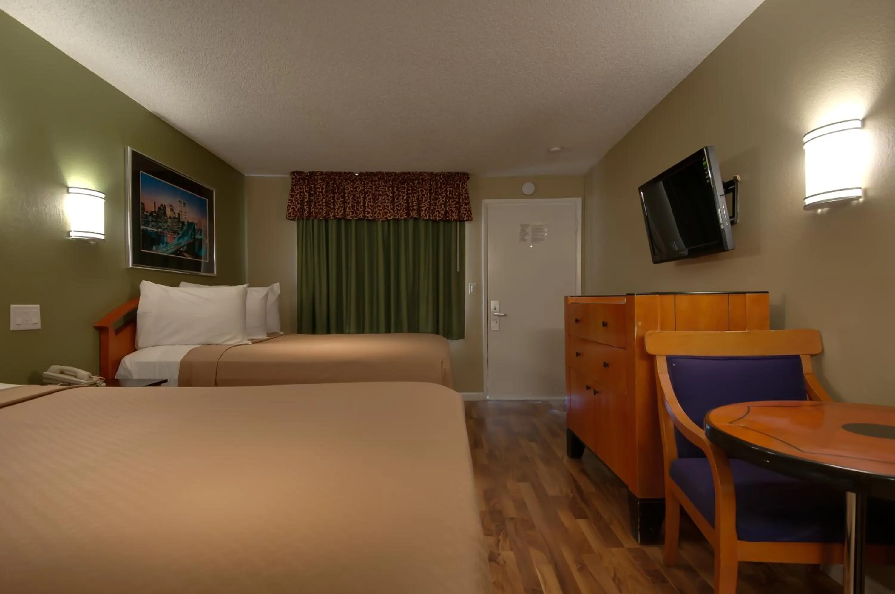 Photo of the whole room, Bed in Vagabond Inn Bakersfield North