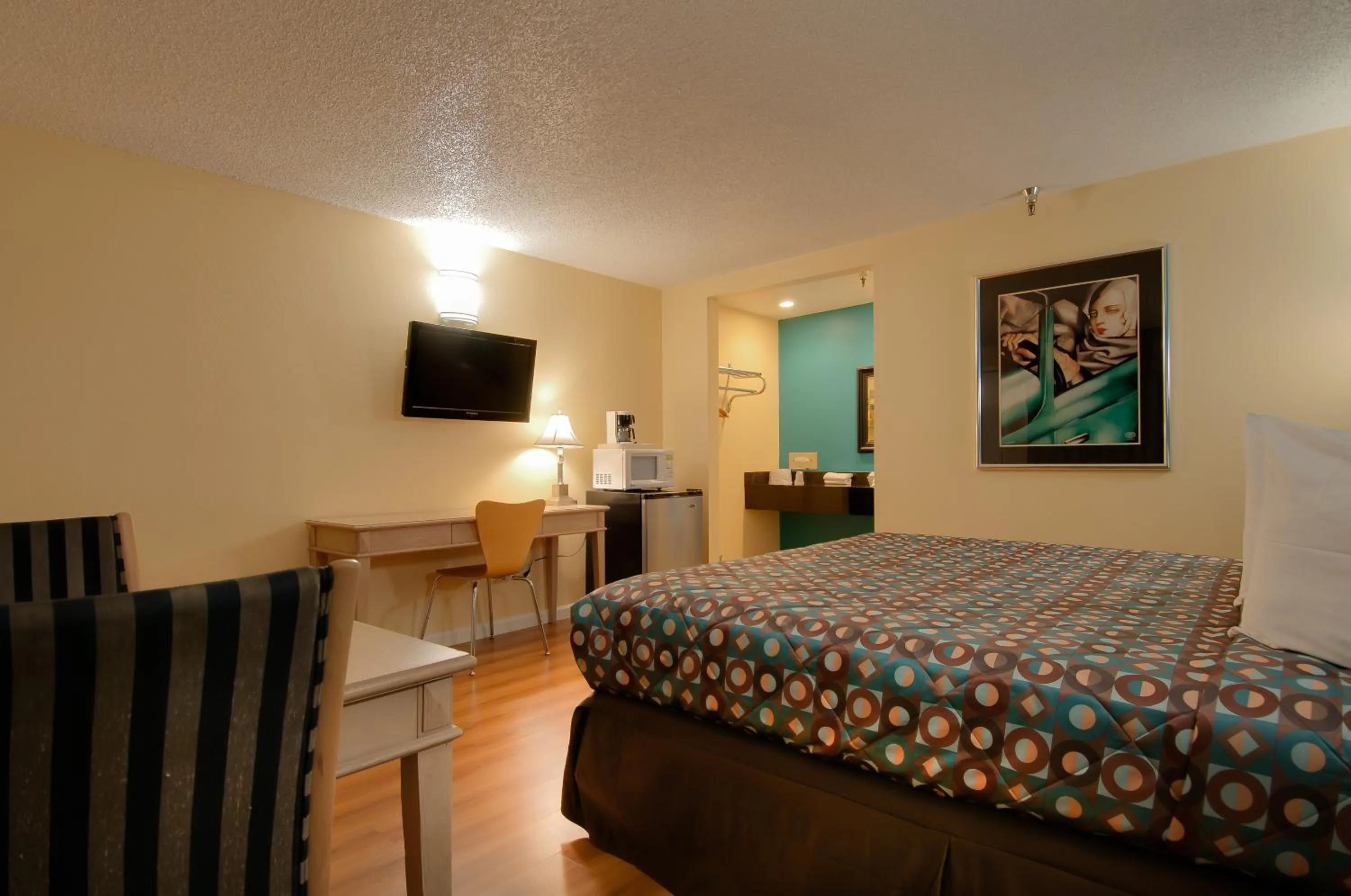 Photo of the whole room, Bed in Vagabond Inn Bakersfield North