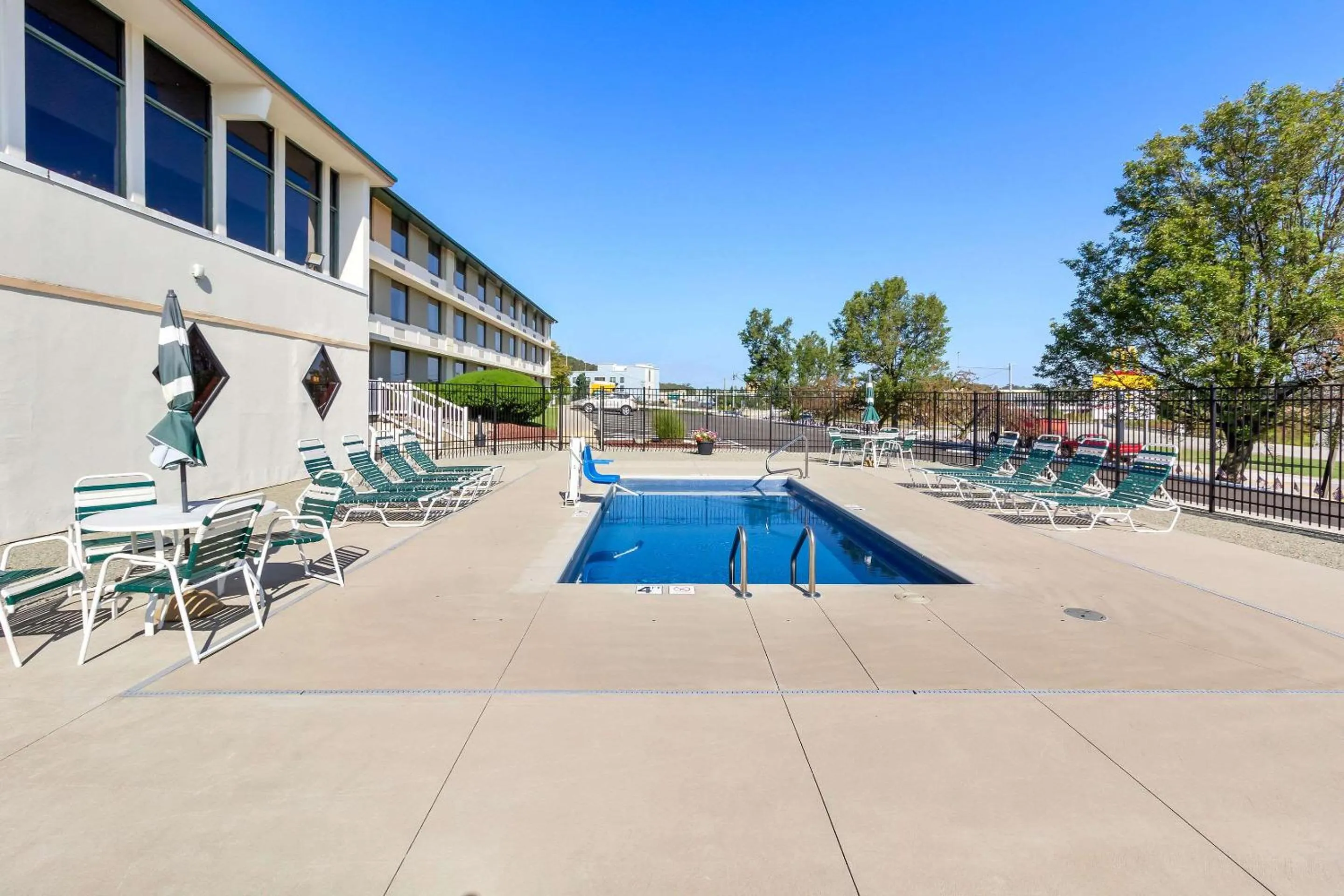 Swimming pool in Comfort Inn