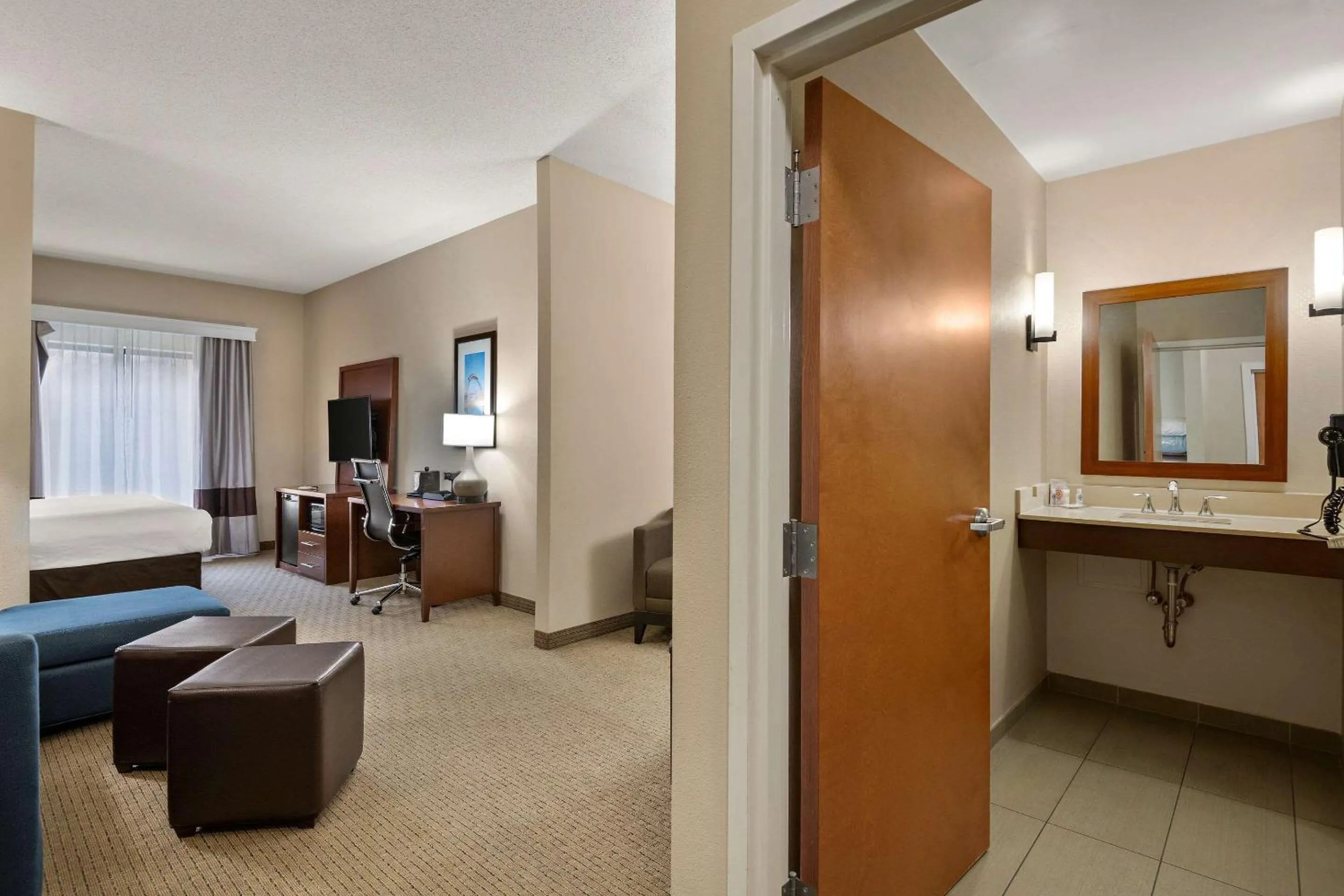 Bedroom, Bed in Comfort Suites Hummelstown - Hershey
