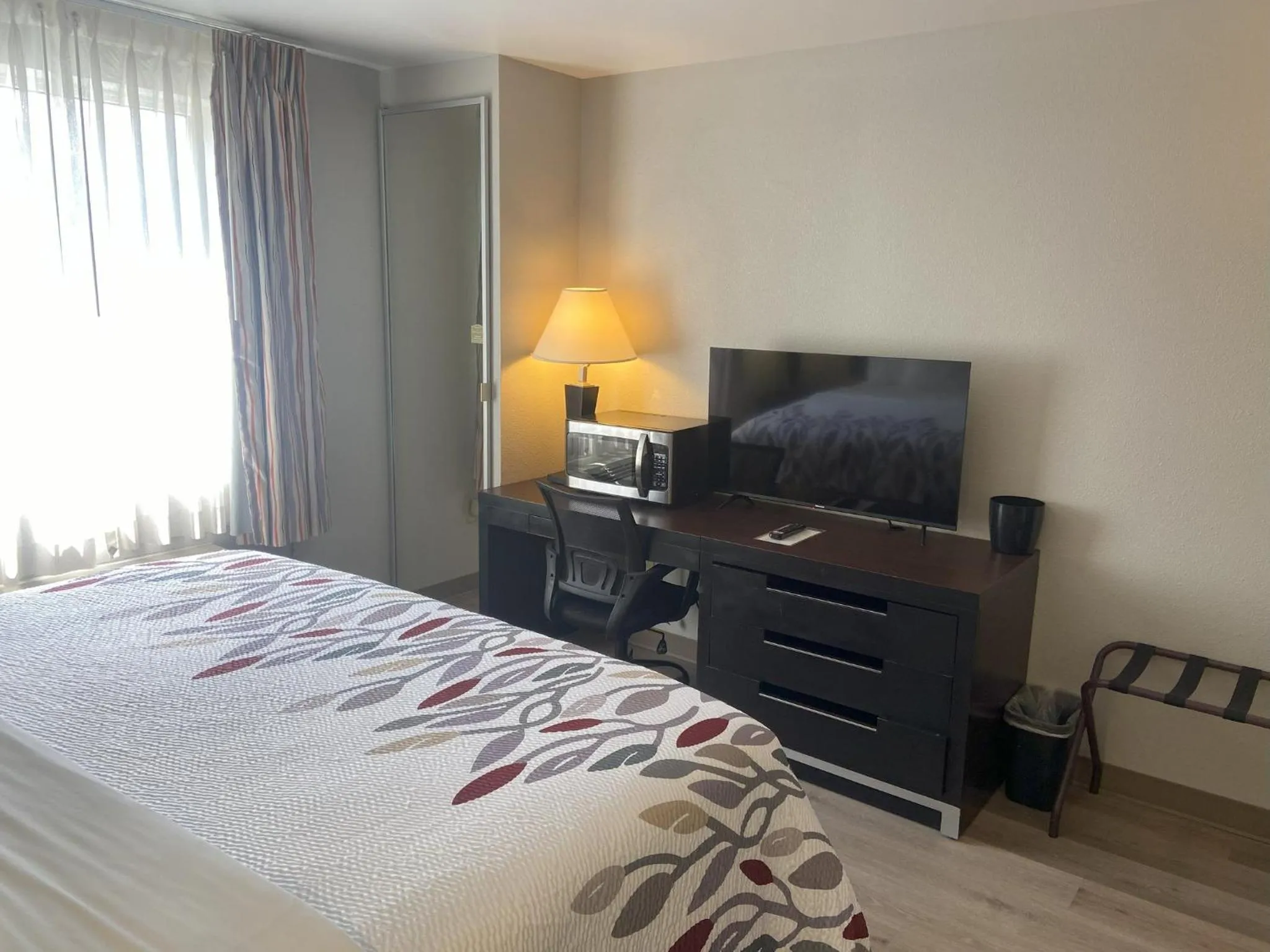 Photo of the whole room, Bed in Red Roof Inn Pittsburgh - McKnight Rd