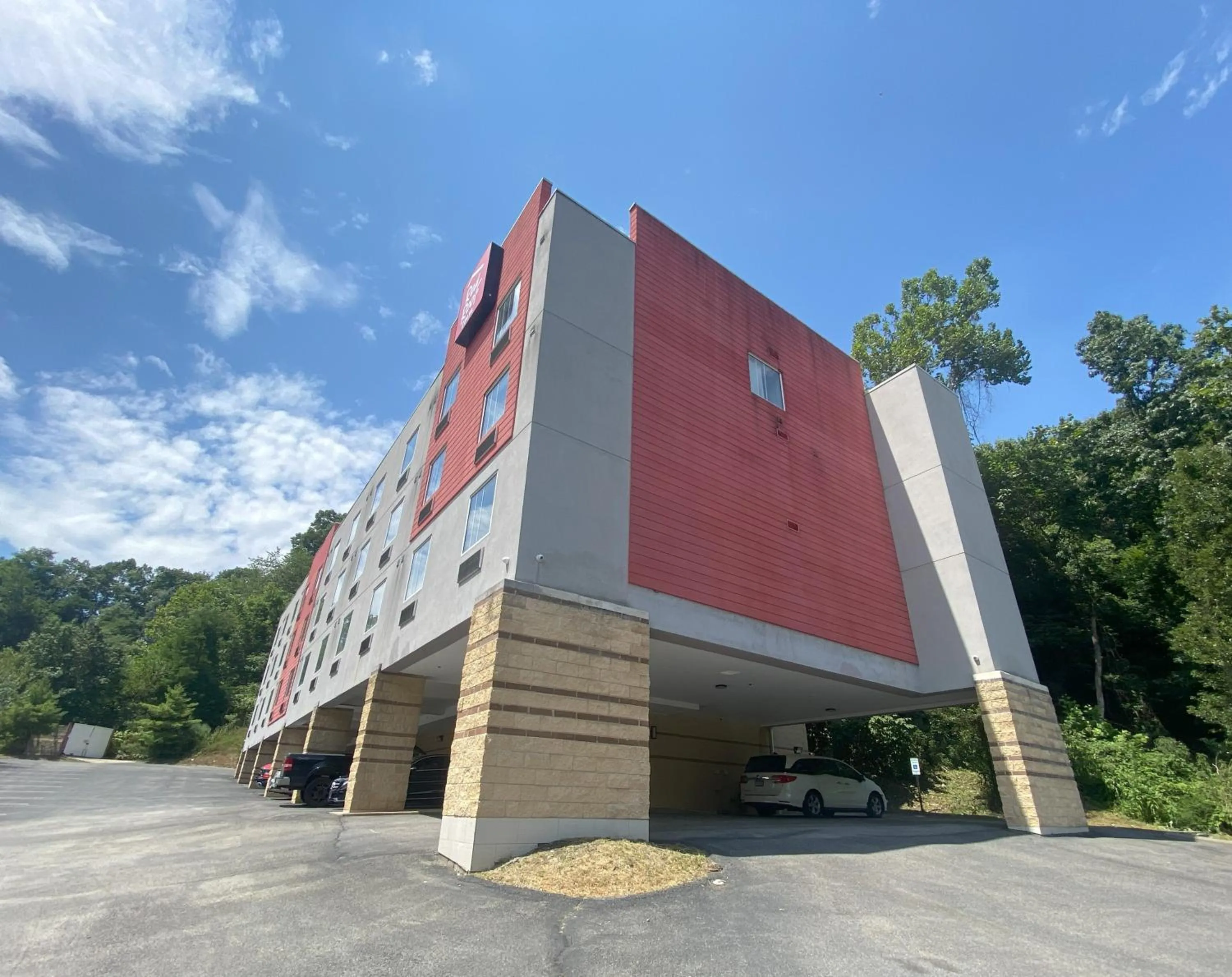 Property building in Red Roof Inn Pittsburgh - McKnight Rd