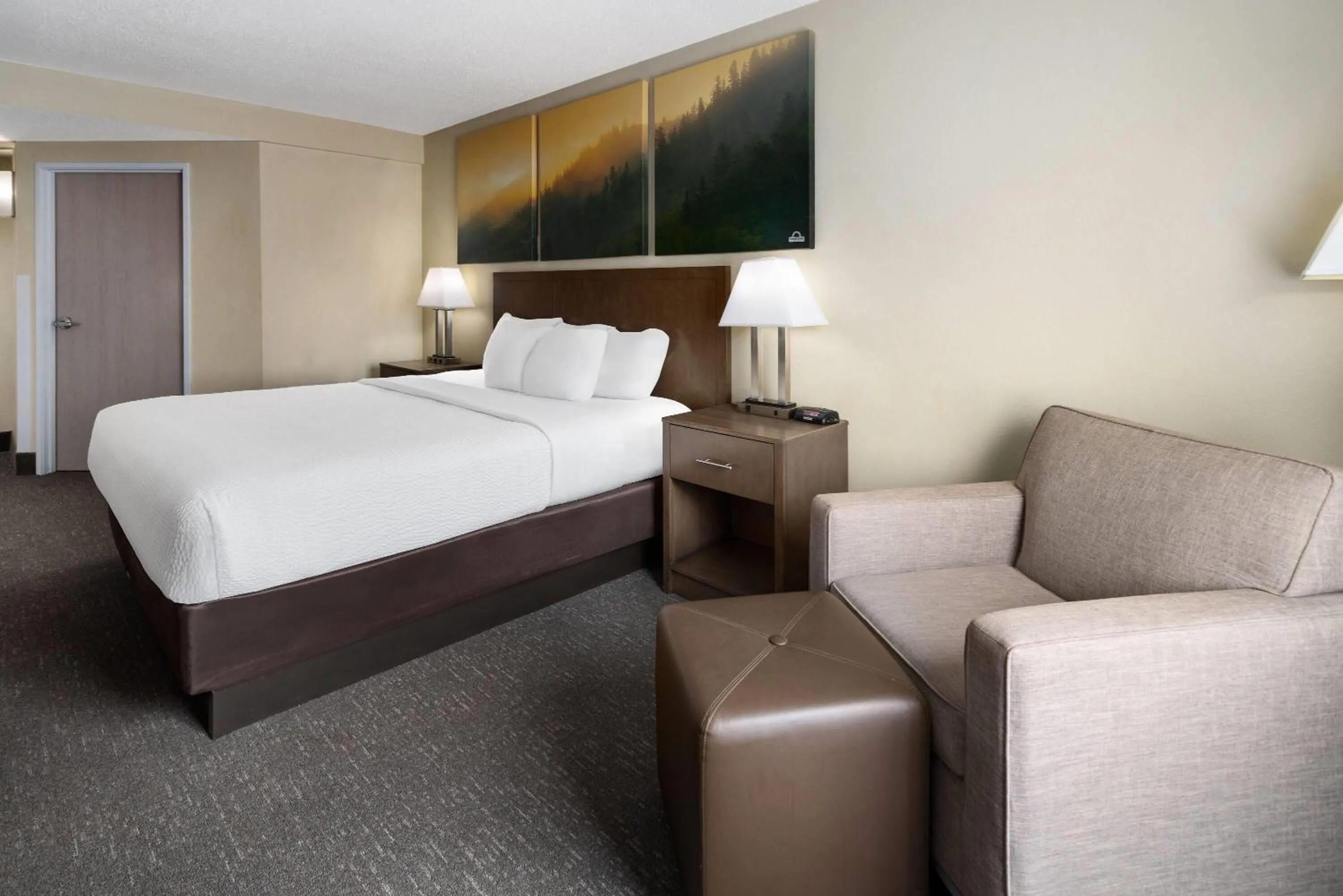 Photo of the whole room, Bed in Days Inn by Wyndham Penn State
