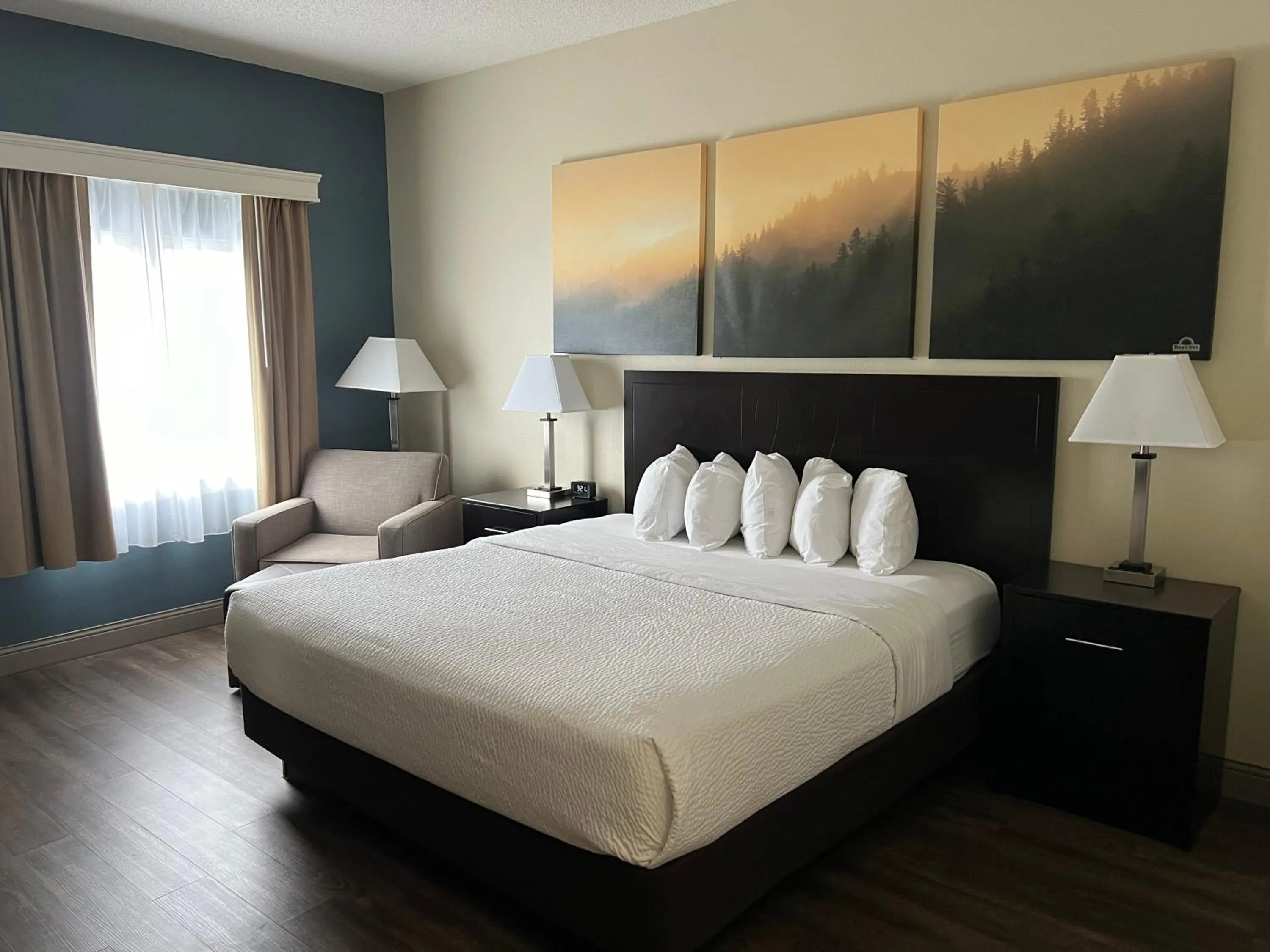 Bedroom, Bed in Days Inn by Wyndham Penn State