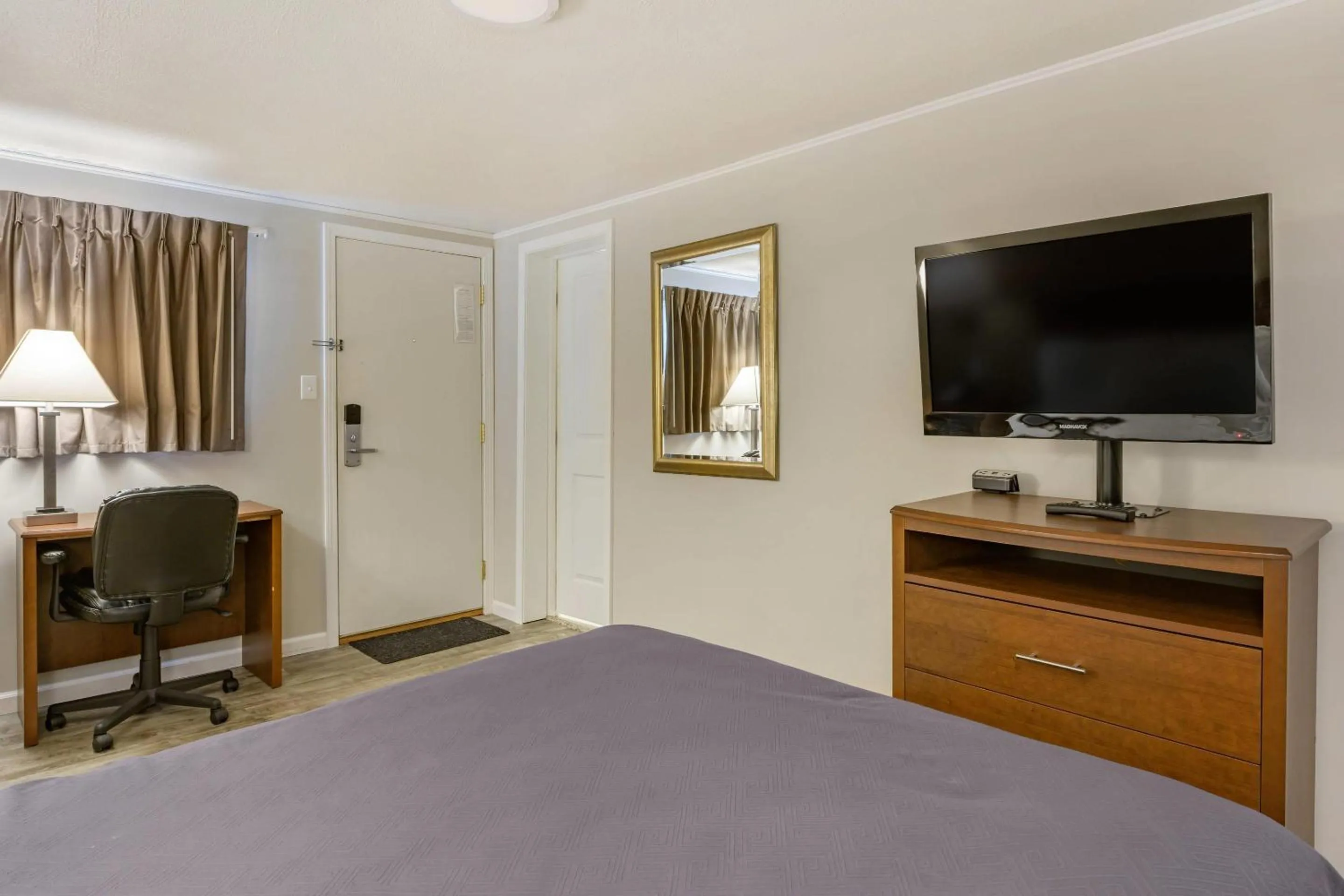 Bedroom in Econo Lodge Bellefonte I-99