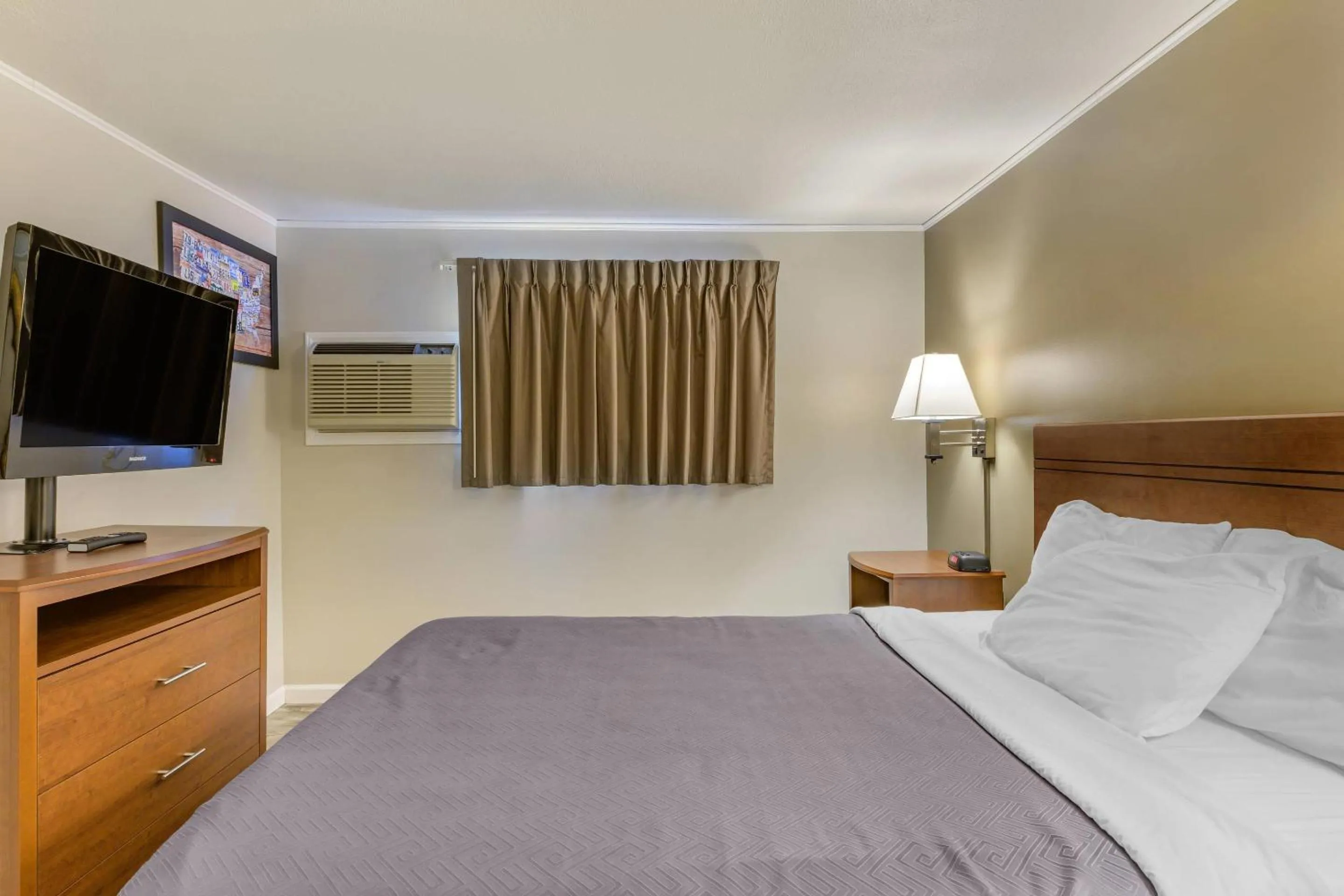 Bedroom in Econo Lodge Bellefonte I-99