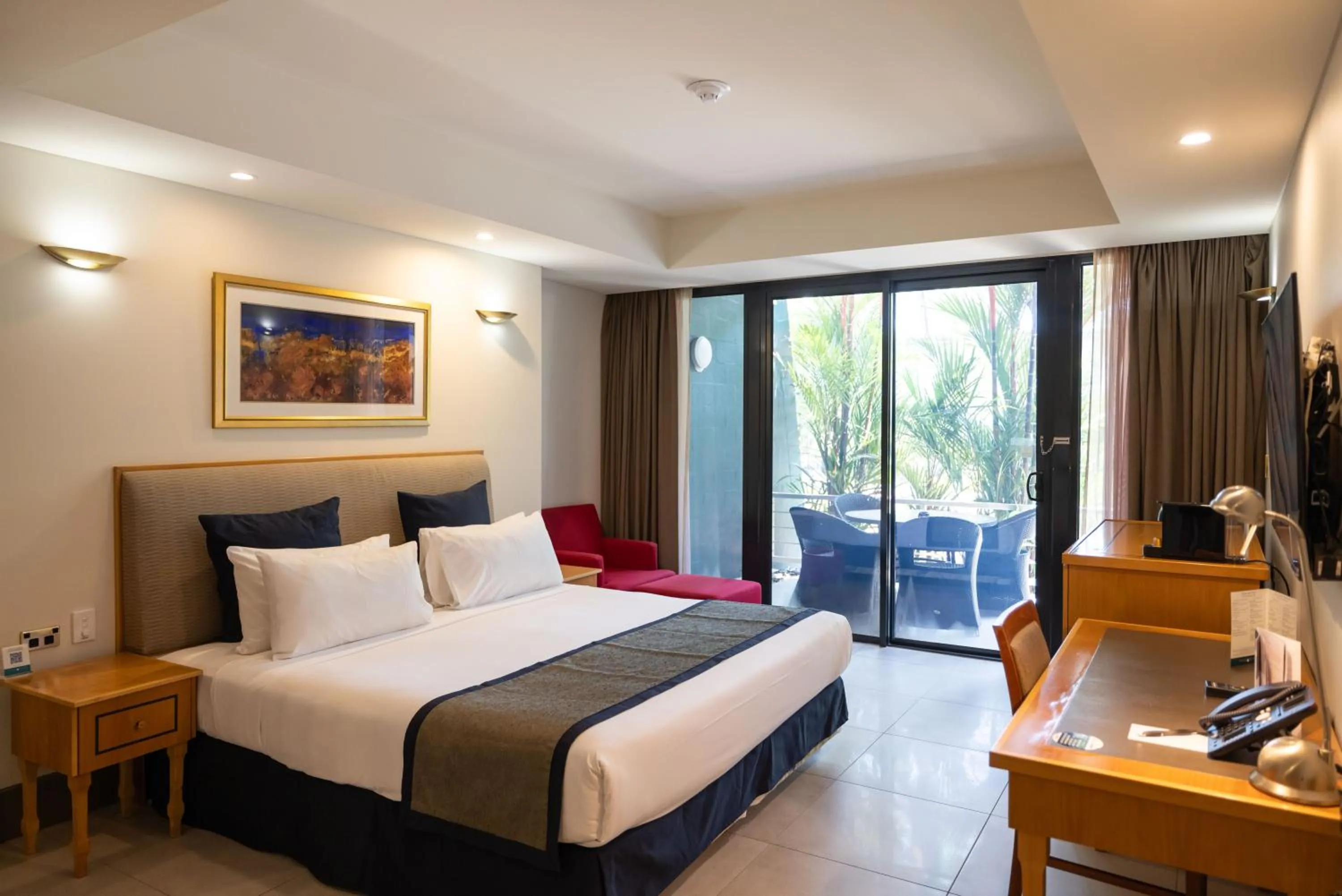 Bedroom, Bed in Mindil Beach Casino Resort