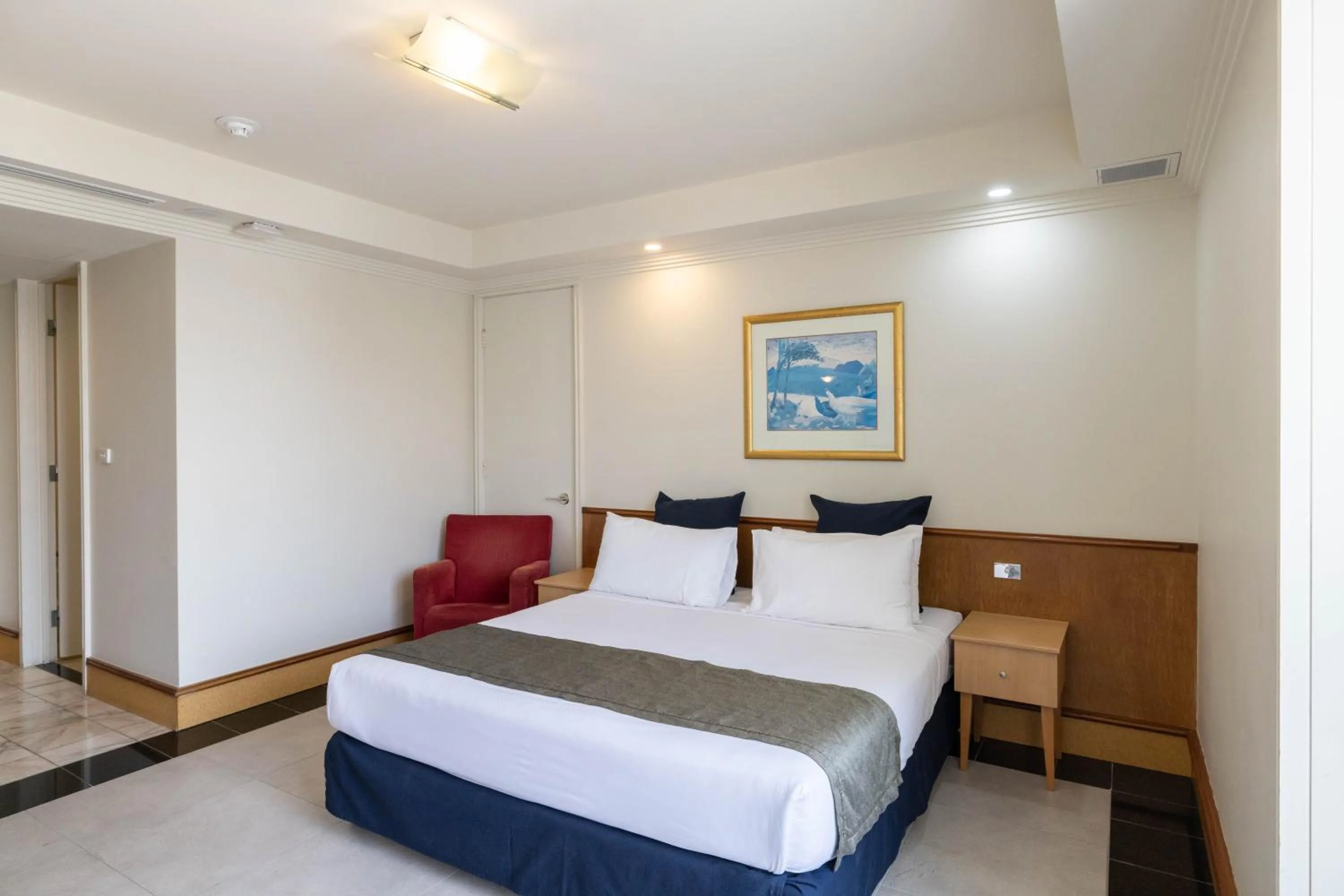 Bedroom, Bed in Mindil Beach Casino Resort