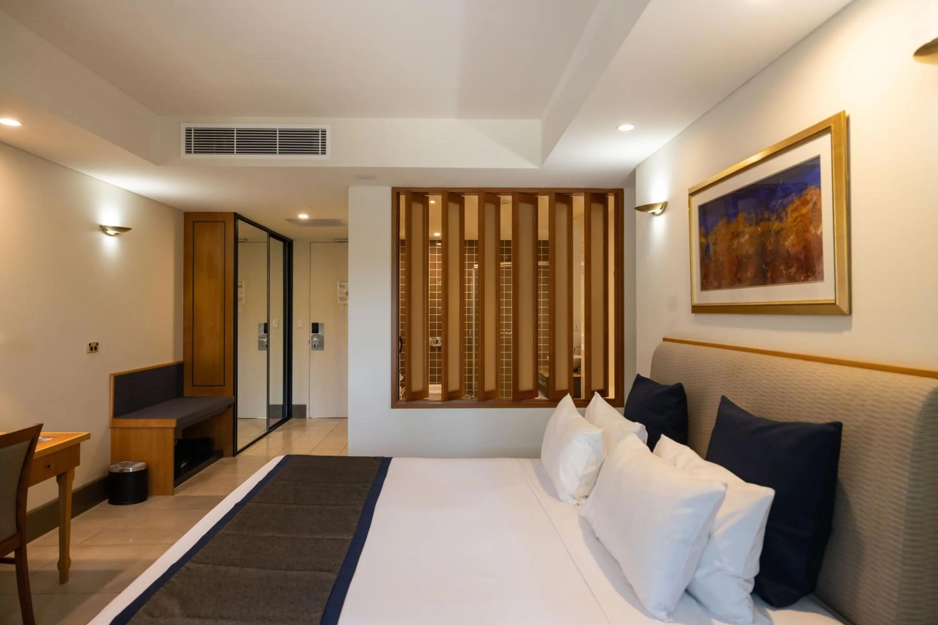 Bedroom, Bed in Mindil Beach Casino Resort