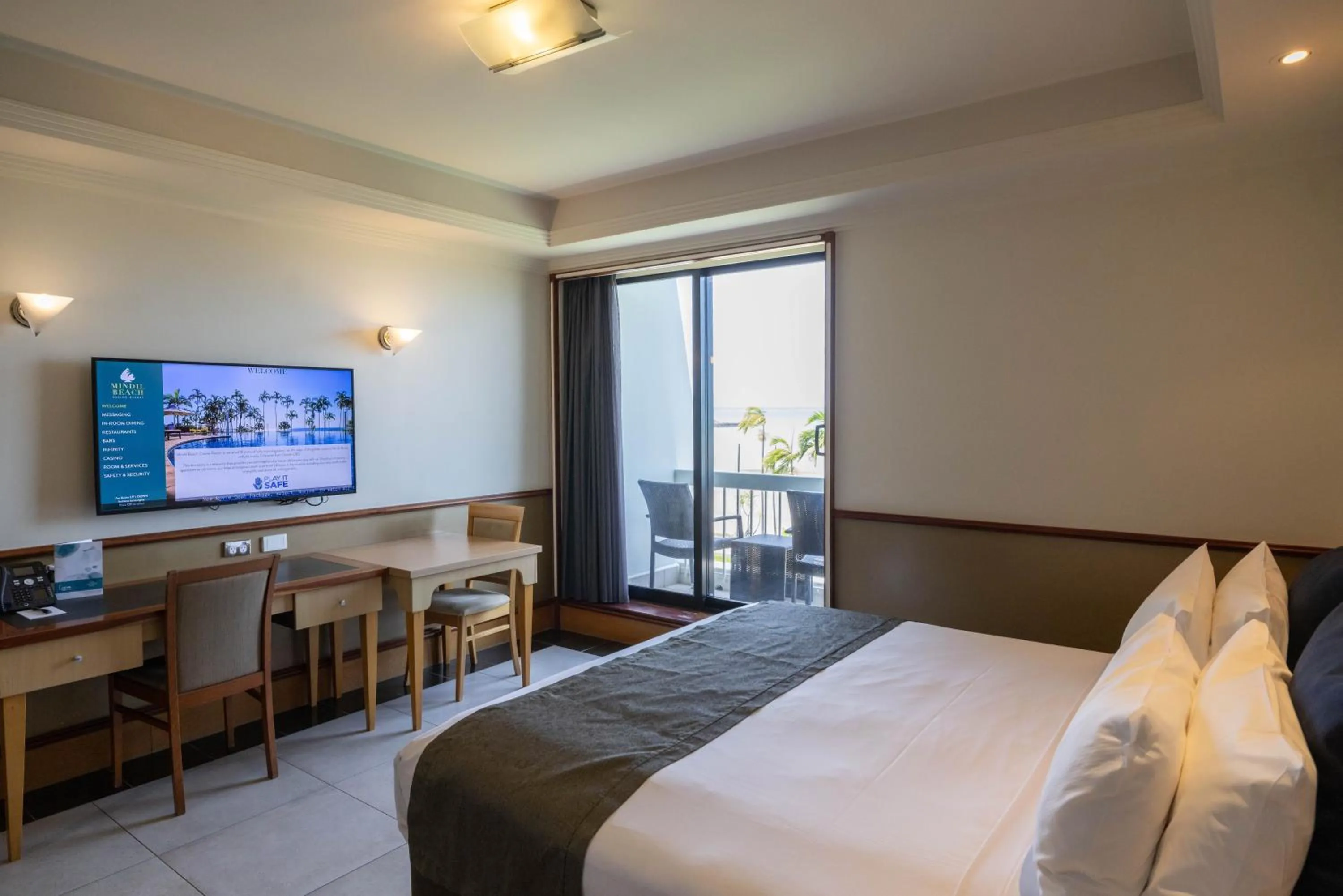 Bedroom, Bed in Mindil Beach Casino Resort