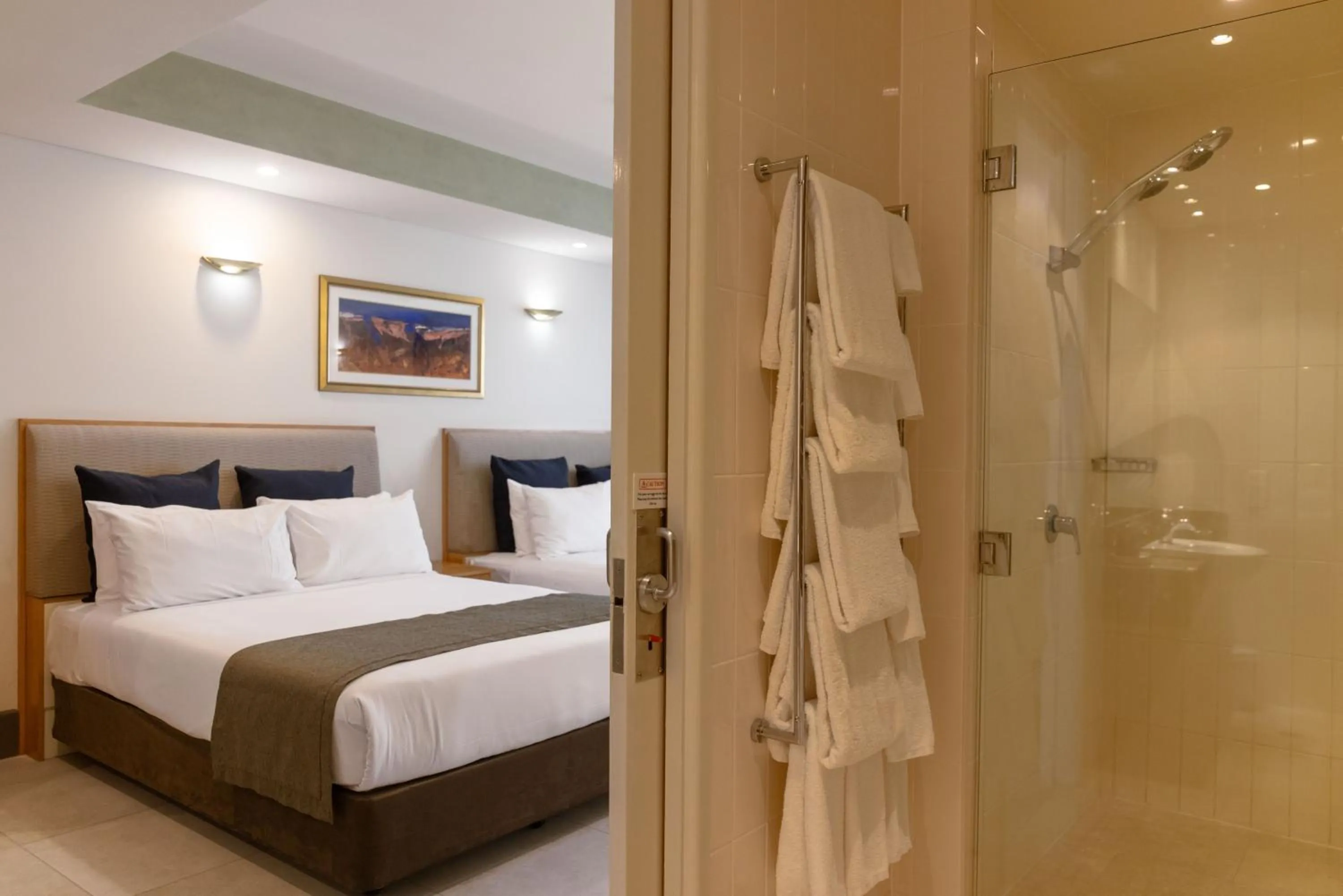 Bedroom, Bed in Mindil Beach Casino Resort