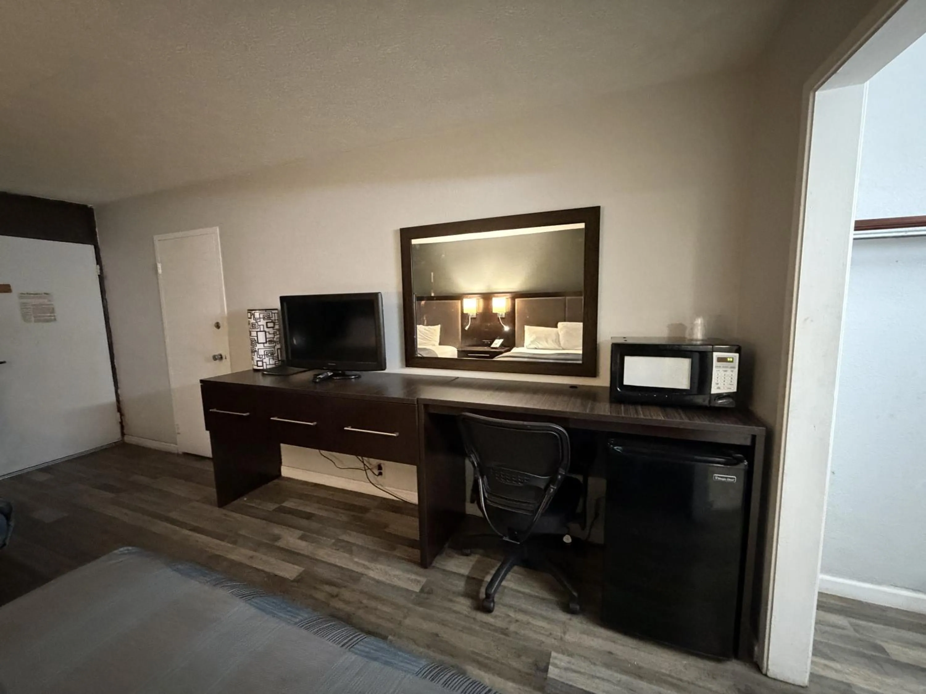 TV and multimedia in Wilkes-Barre Inn & Suites