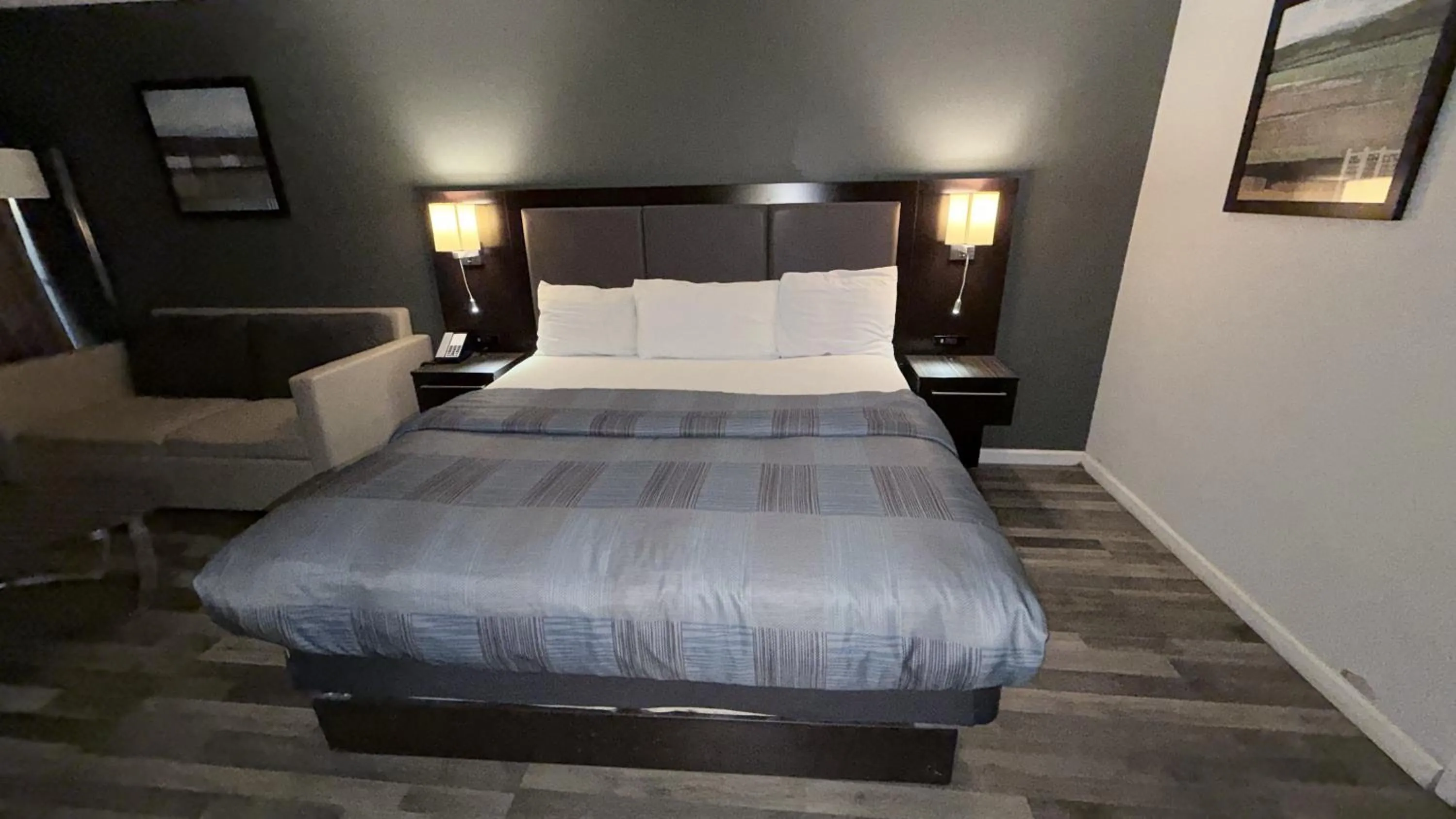 Bed in Wilkes-Barre Inn & Suites