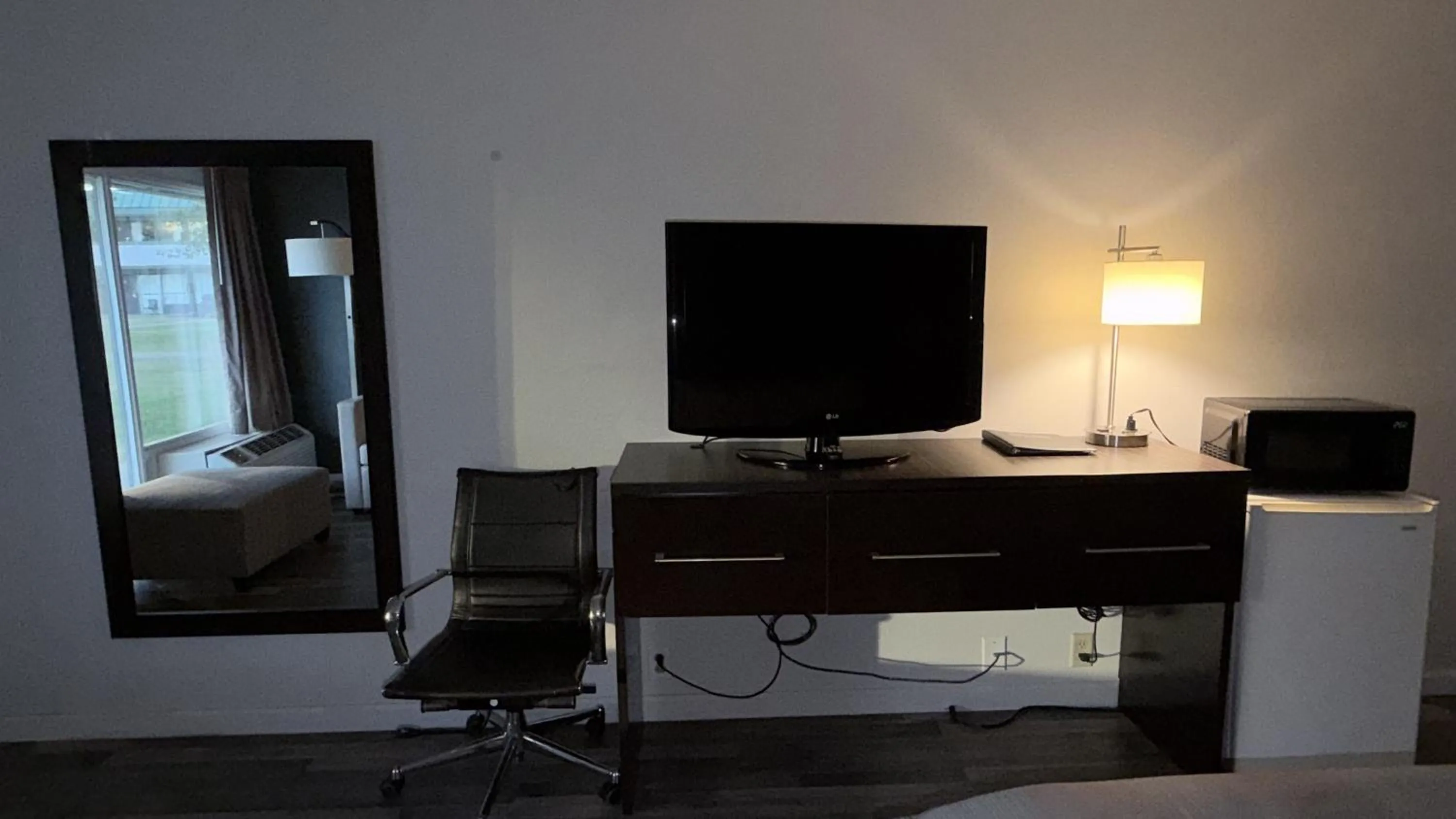 TV and multimedia in Wilkes-Barre Inn & Suites