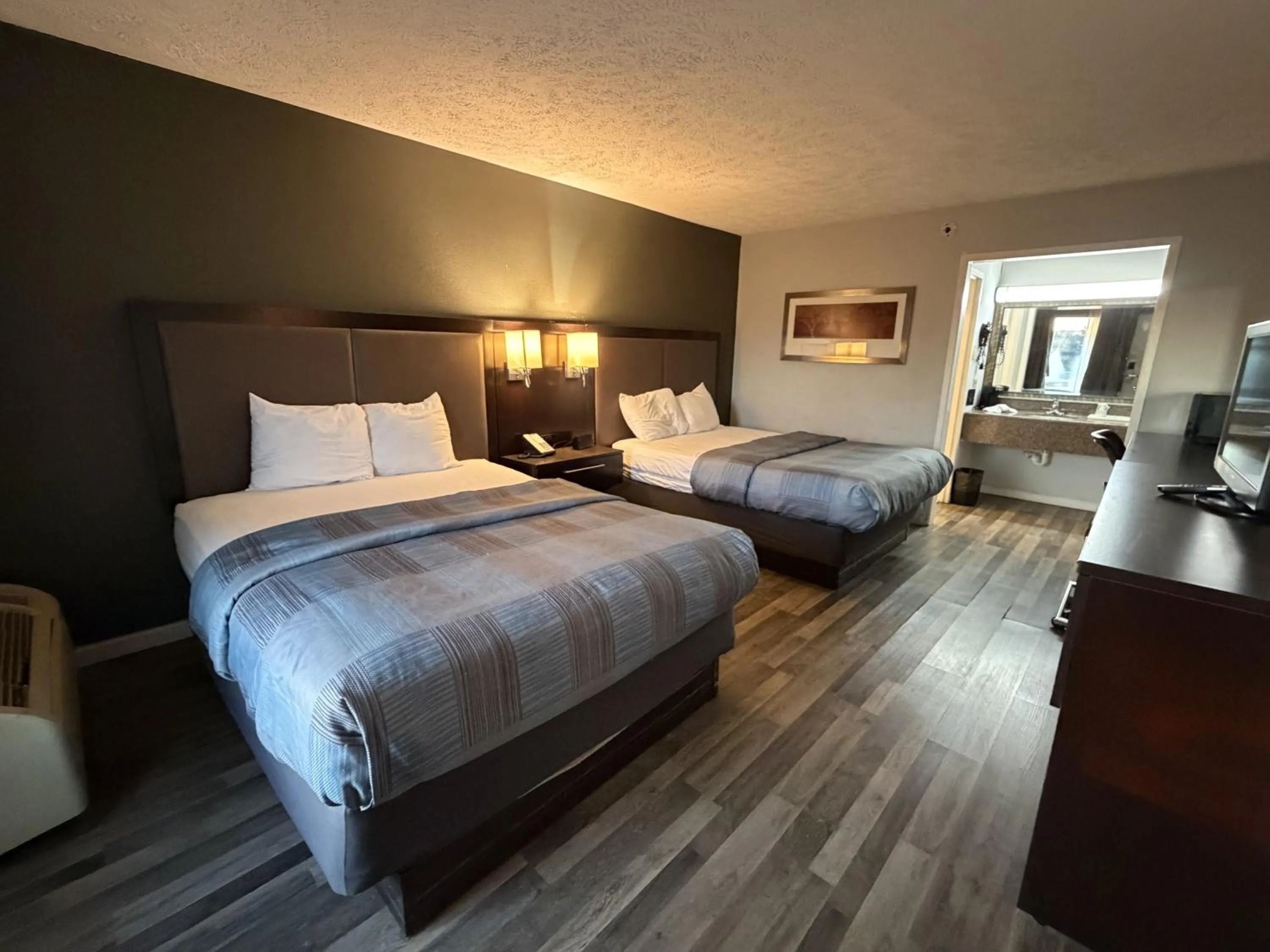 Bed in Wilkes-Barre Inn & Suites