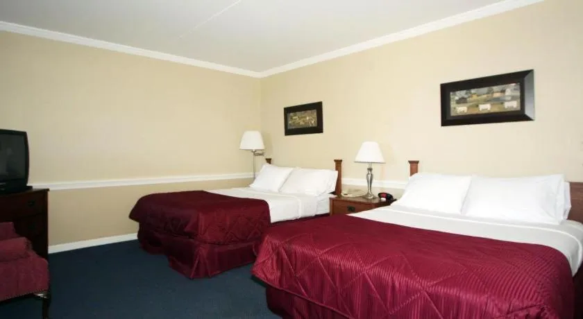 Bed in Clarion Inn Strasburg - Lancaster