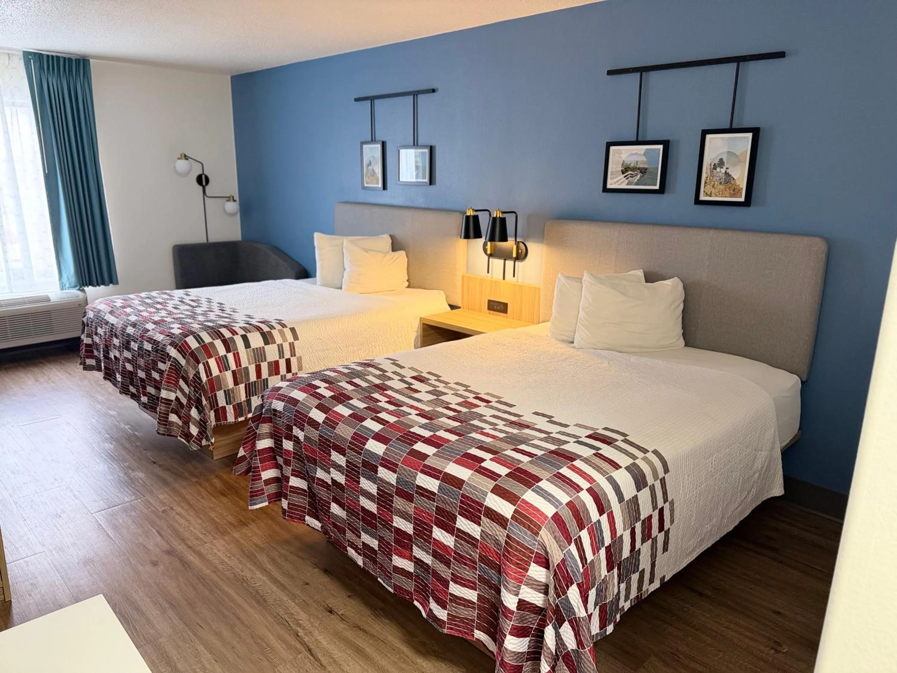 Bed in Red Roof Inn & Suites Bloomsburg - Mifflinville