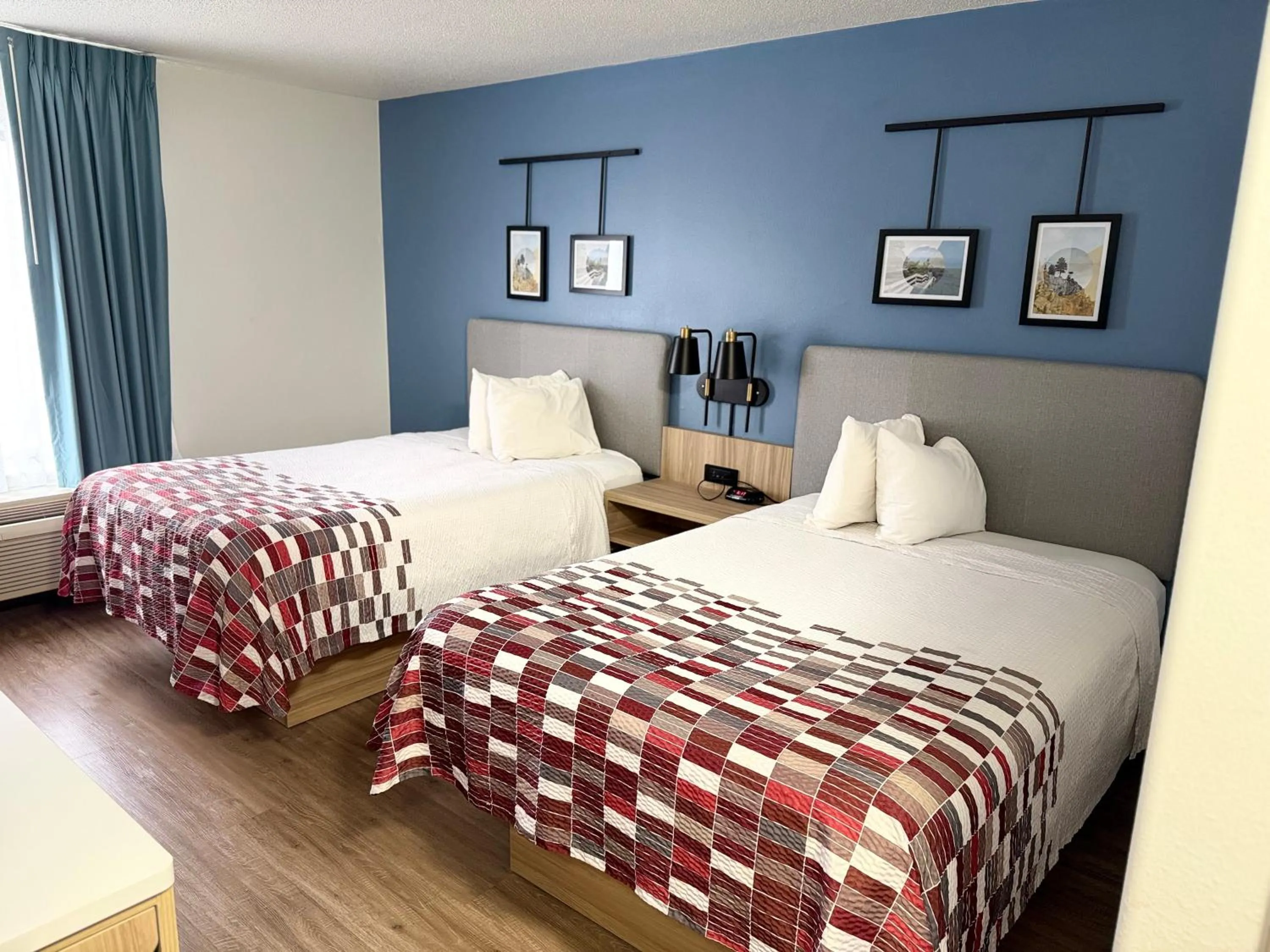Bed in Red Roof Inn & Suites Bloomsburg - Mifflinville