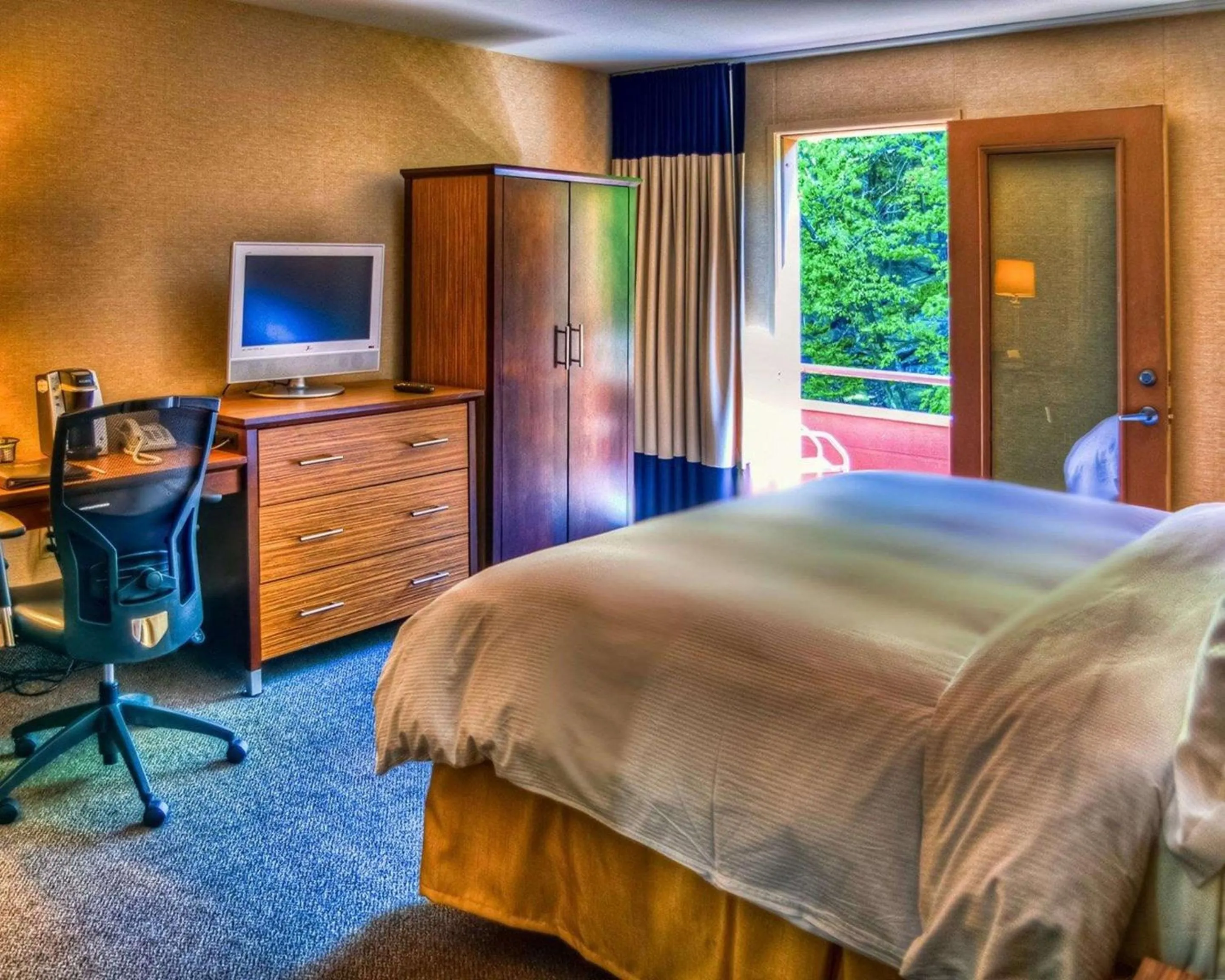 Photo of the whole room in The Woodlands Inn