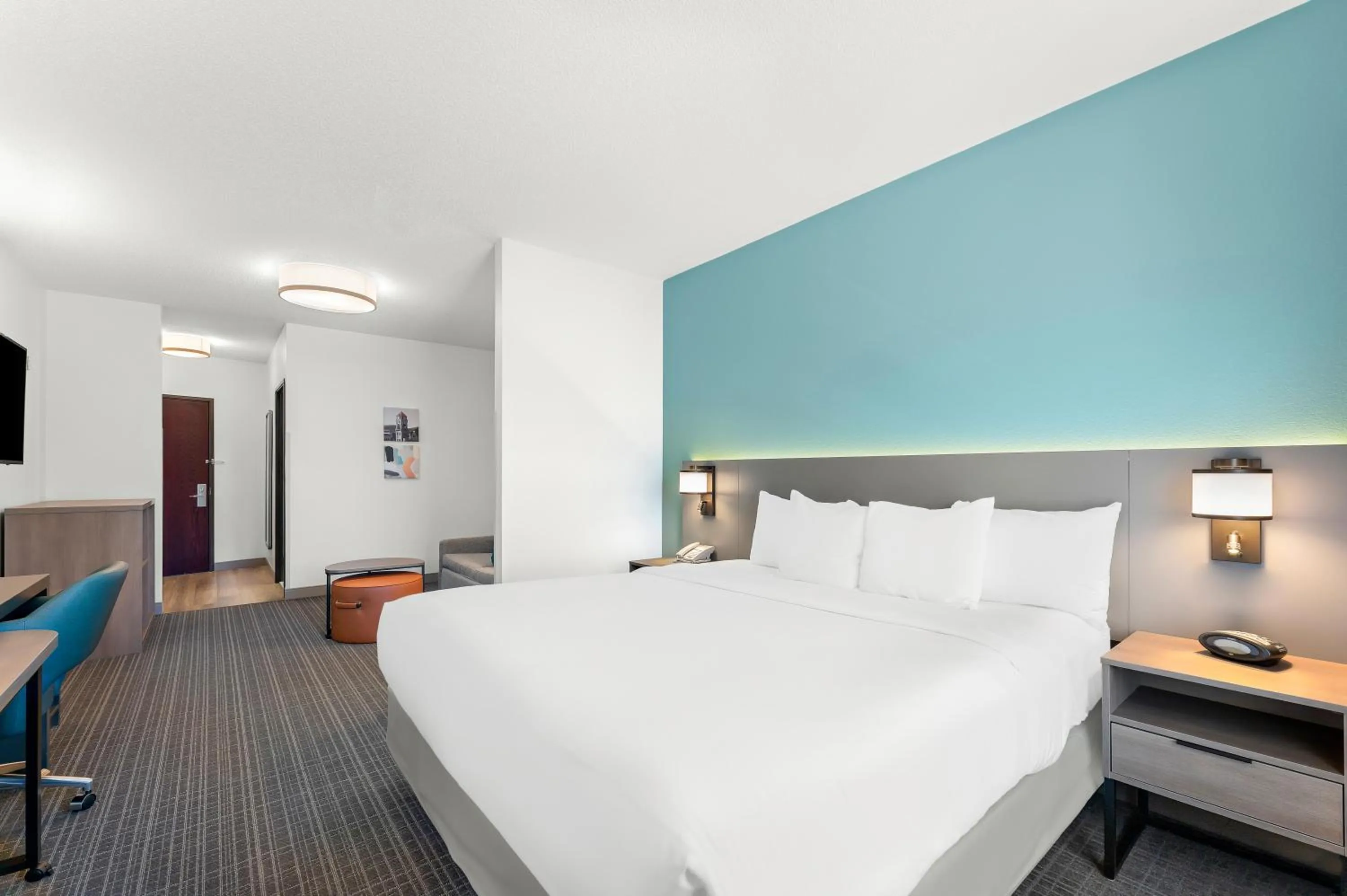 Living room, Bed in Comfort Inn & Suites Tunkhannock