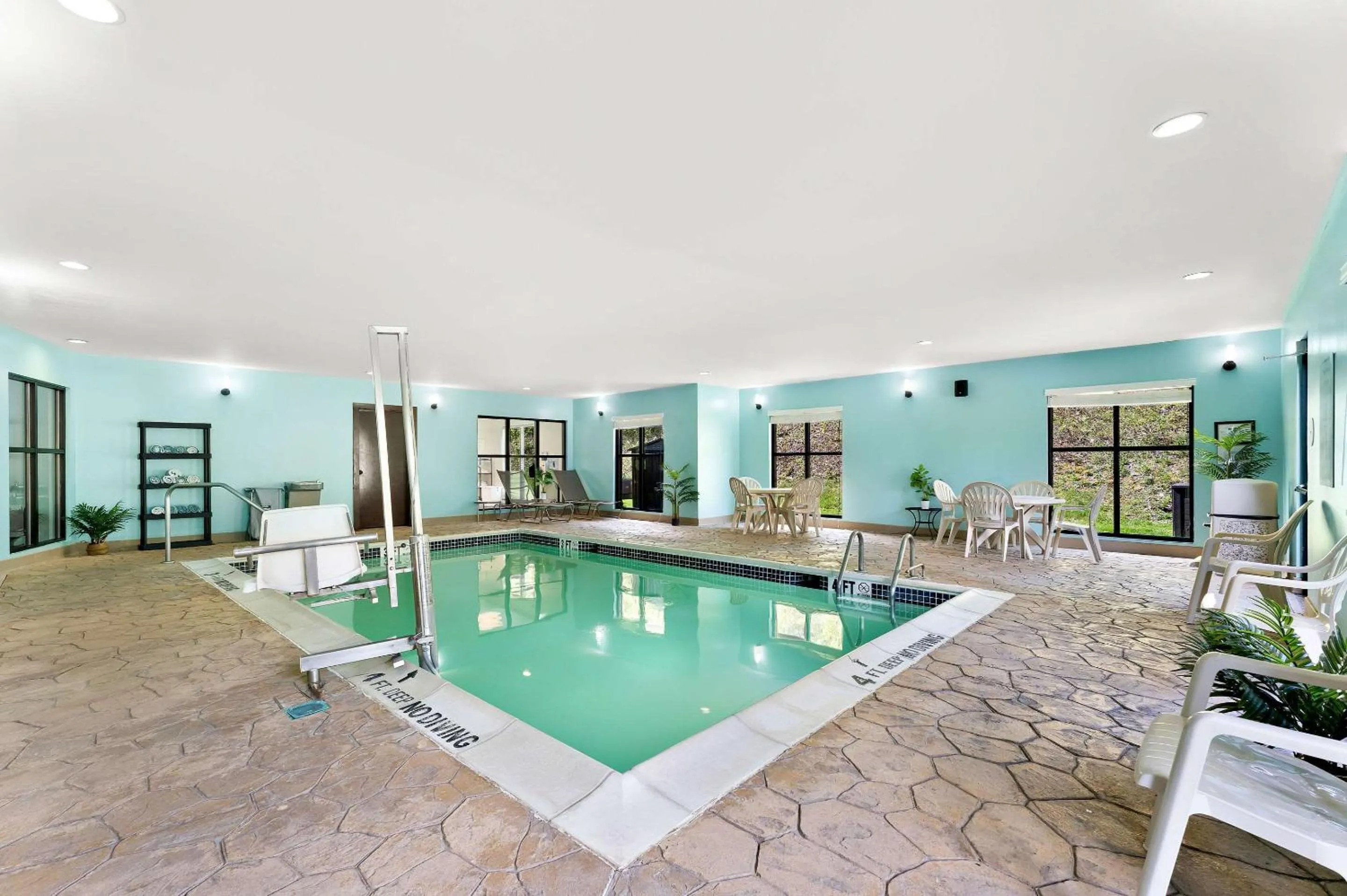 Swimming pool in Comfort Inn & Suites Tunkhannock