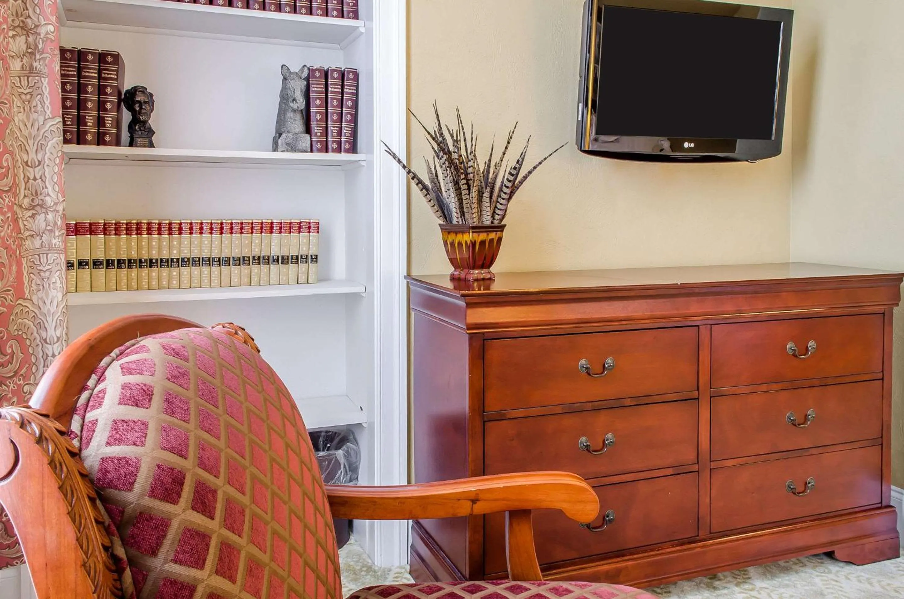 Bedroom in The Federal Pointe Inn Gettysburg, an Ascend Collection Hotel