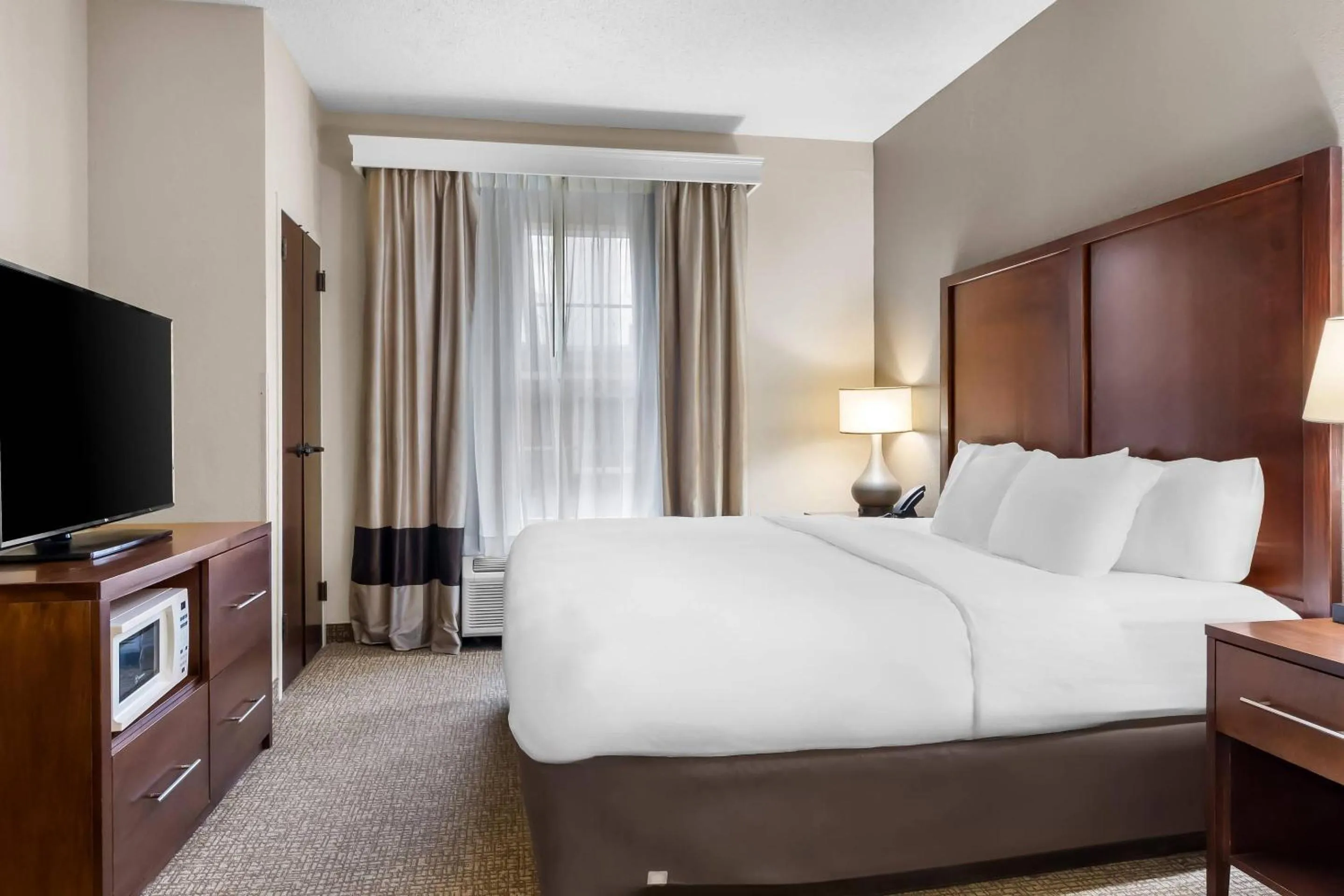 Bedroom, Bed in Comfort Suites Sumter near Shaw AFB