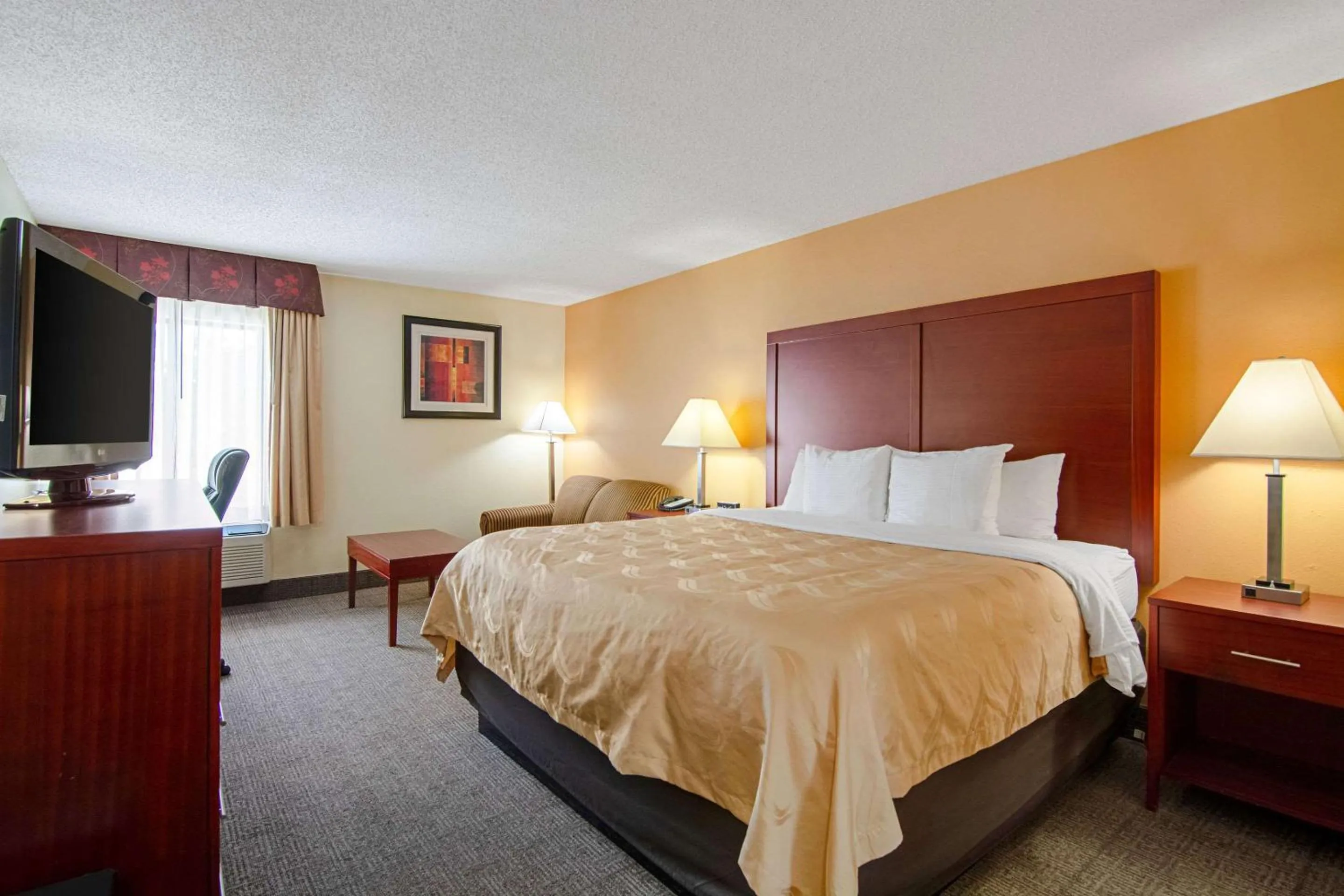 Photo of the whole room, Bed in Quality Inn & Suites Richburg I-77