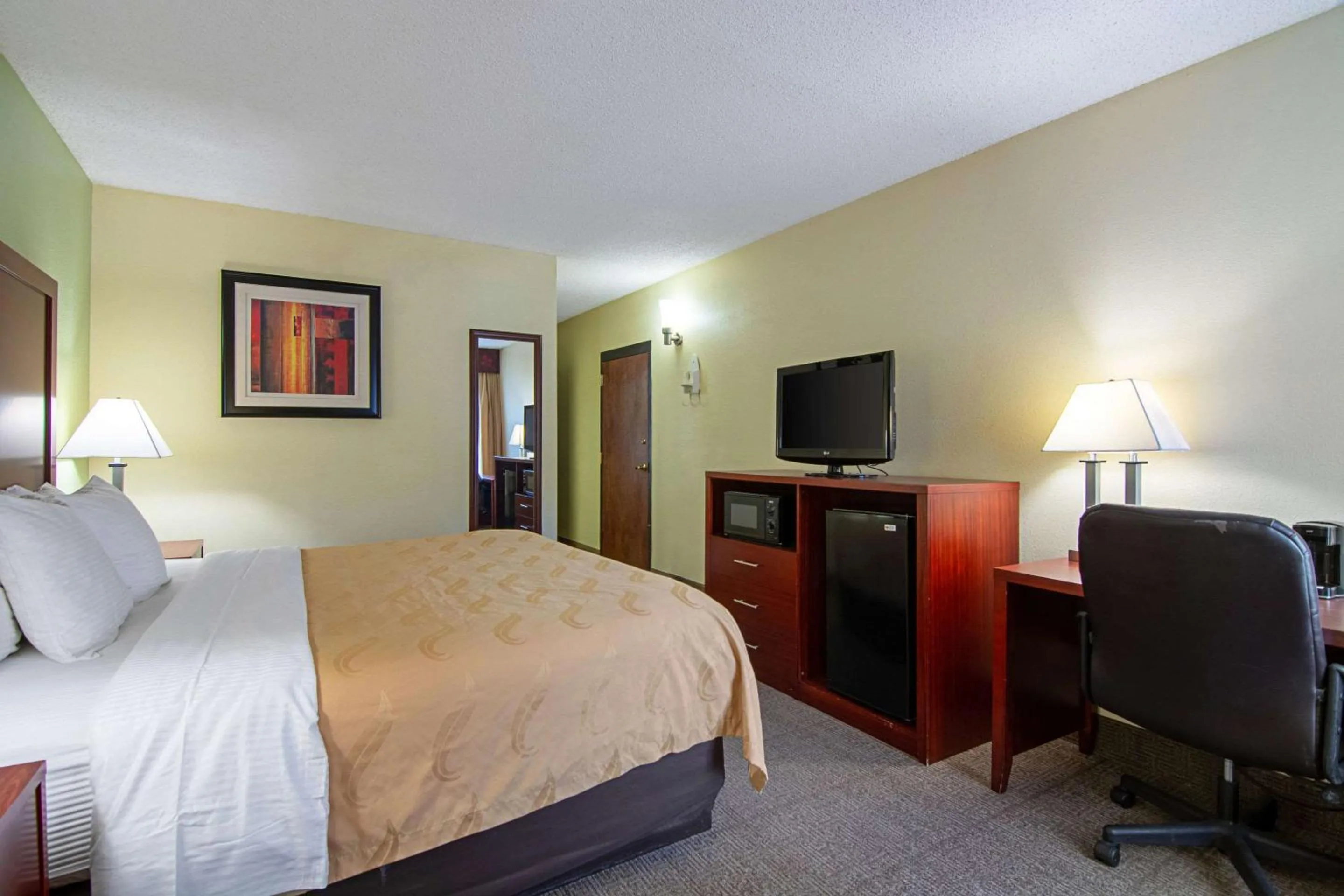Photo of the whole room, Bed in Quality Inn & Suites Richburg I-77